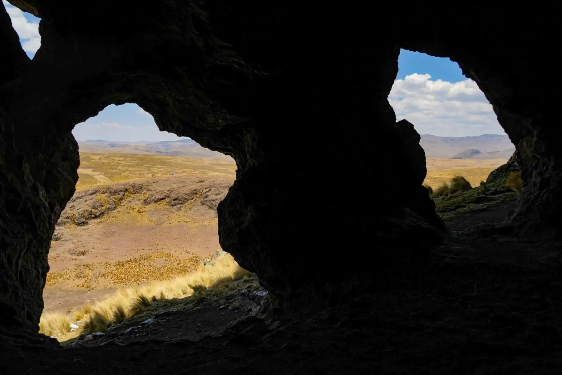 Cerca también se ubica Qora Pukara, una montaña rocosa en medio de cumbres de ichus o pajas, aquí se evidencian enigmáticas cavernas, y sobre ellas chullpas que fueron contextos funerarios. En los alrededores existen restos óseos y cerámicos. Estas tienen cierta similitud con las chullpas de Tinajani Puno.
Foto: Municipalidad Distrital de Checca
