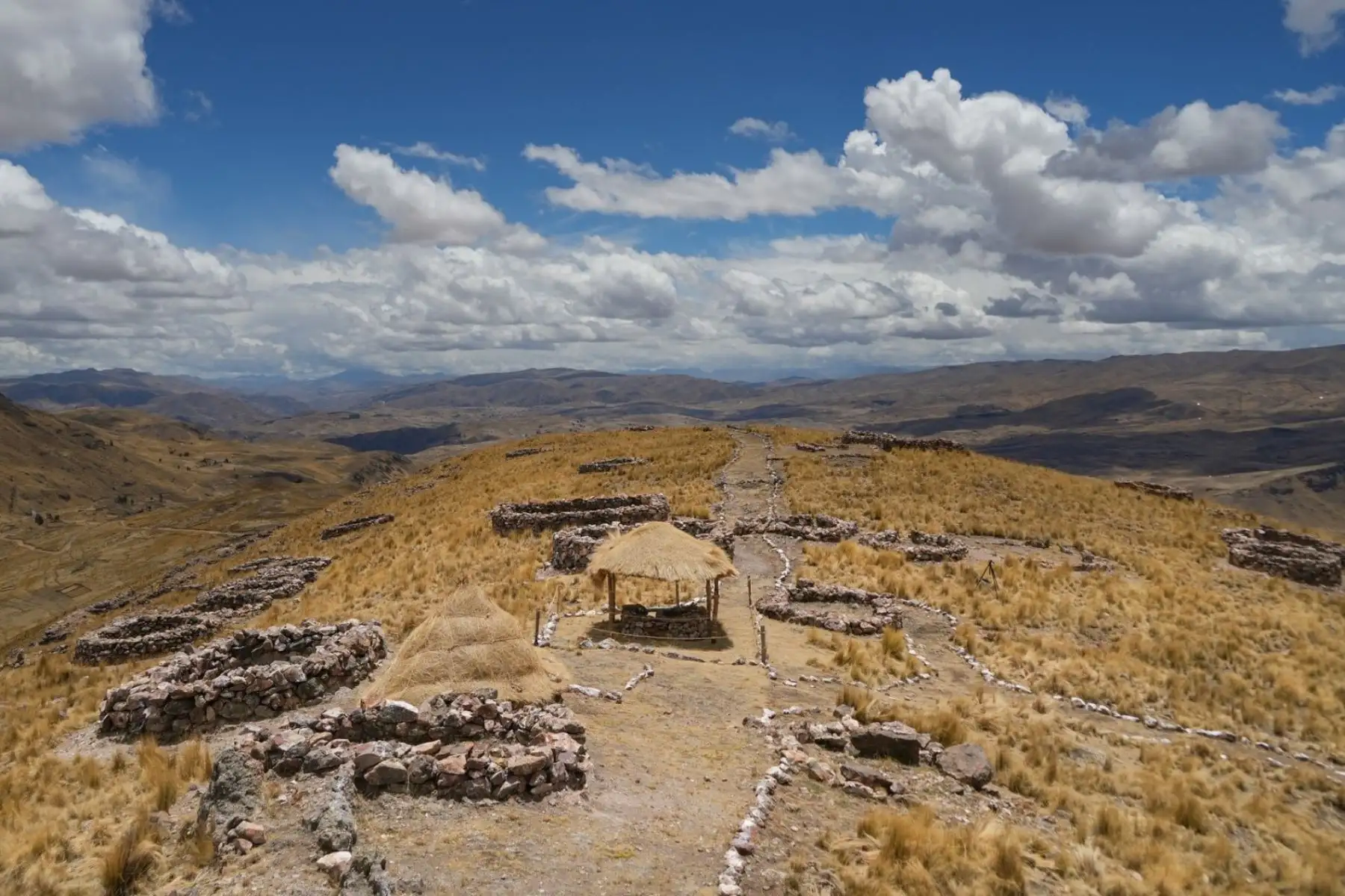 Entre los múltiples sitios arqueológicos que ofrece se encuentra el sitio arqueológico Hatun Pukara Sausaya, ubicado en la comunidad de Tandabamba, sobre los 4,261 metros sobre el nivel del mar. Aquí, a orillas del cañón del río Apurímac, existen chullpas sobre una montaña, encerradas con una muralla de piedra que data de la época pre inca.
Foto: Municipalidad Distrital de Checca