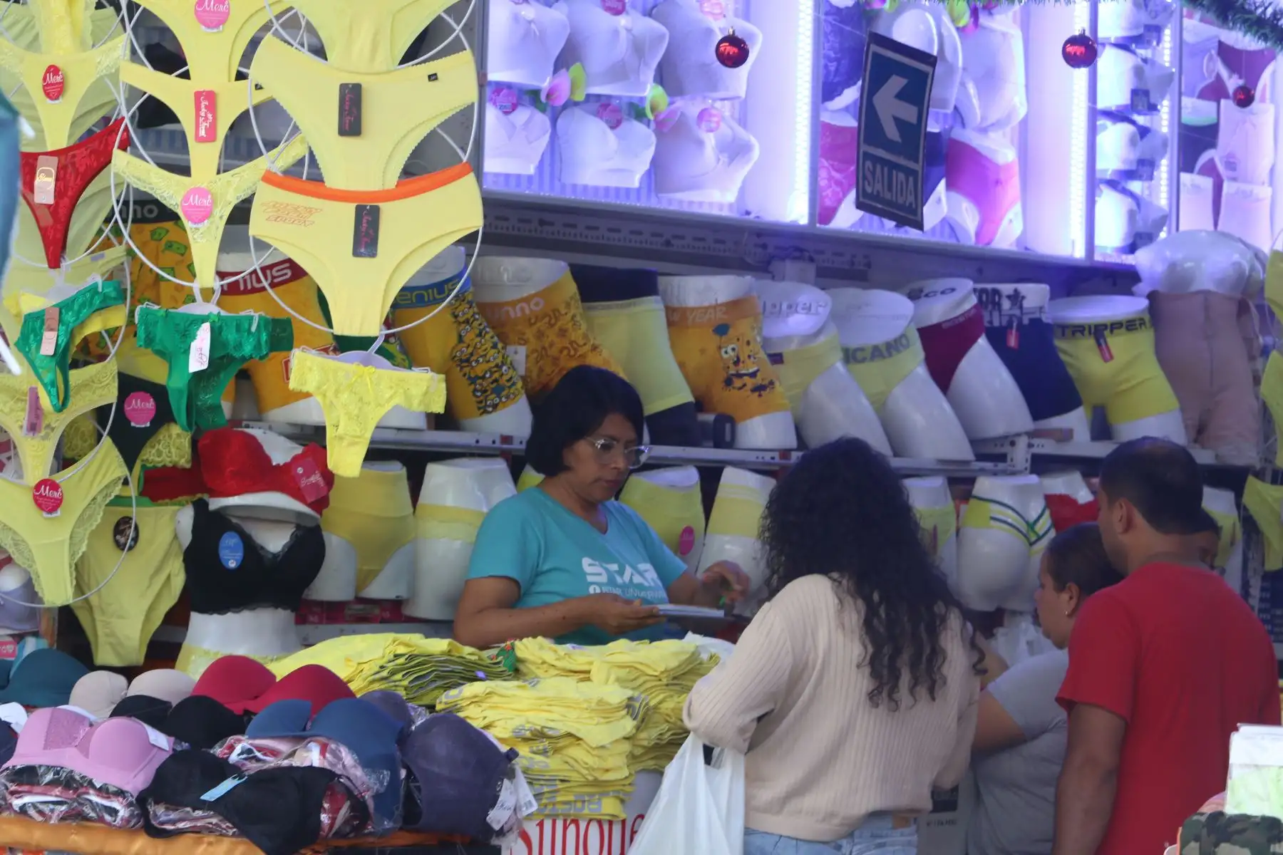 miles de limeños ya empezaron la búsqueda de las clásicas prendas amarillas de la suerte, los muñecos con la caricatura de personajes públicos y el cotillón y los adornos para la esperada fiesta. FOTO:ANDINA/Hector Vinces.