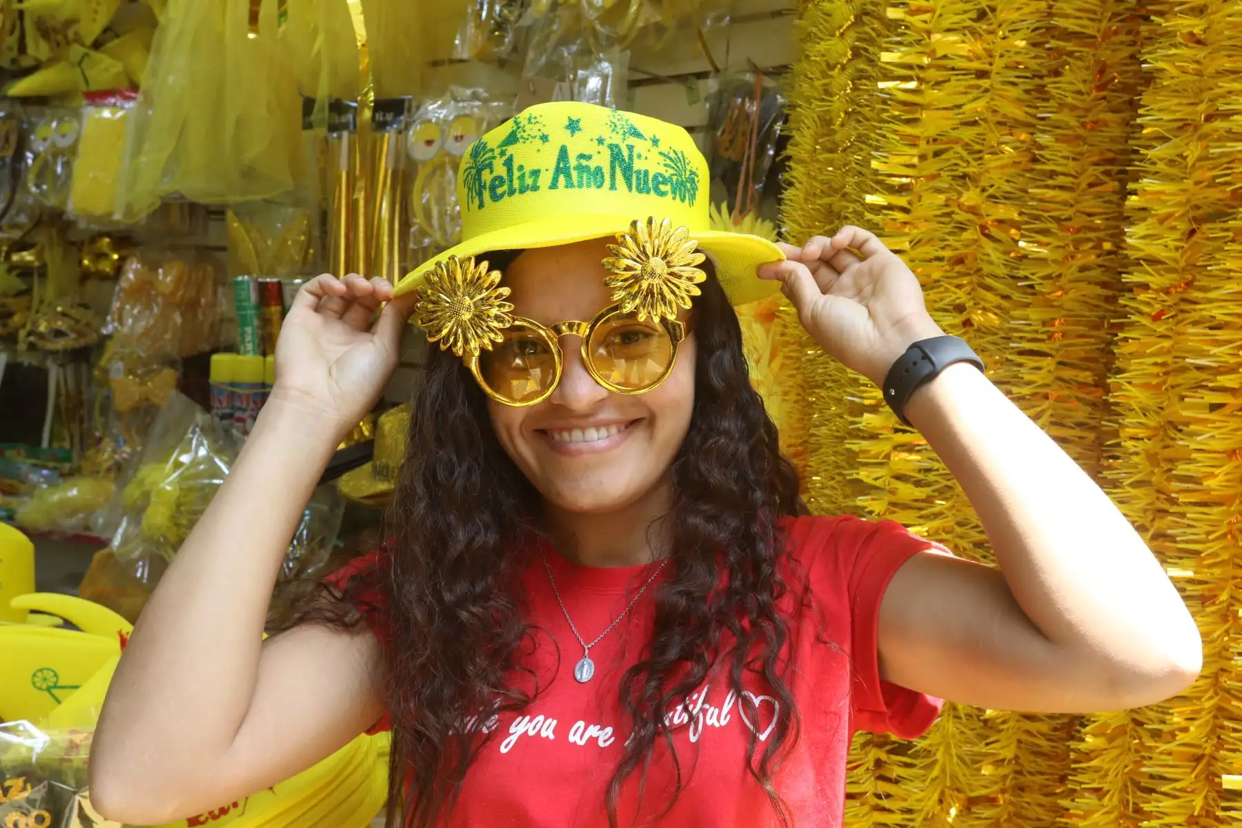 miles de limeños ya empezaron la búsqueda de las clásicas prendas amarillas de la suerte, los muñecos con la caricatura de personajes públicos y el cotillón y los adornos para la esperada fiesta. FOTO:ANDINA/Hector Vinces.