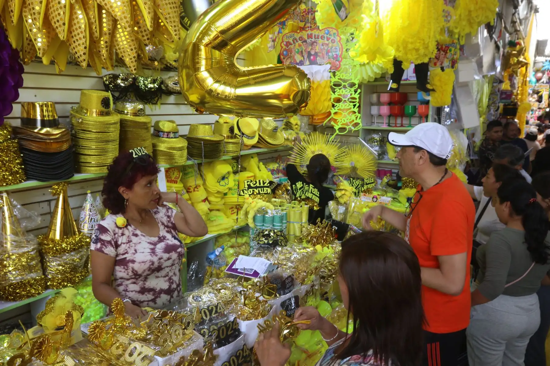 En la zona comercial de Mesa Redonda se puede apreciar gran cantidad de stands donde se exhiben las clásicas trusas amarillas y los sombreritos con dicho color, por creencia popular que  simboliza la buena suerte. FOTO:ANDINA/Hector Vinces.