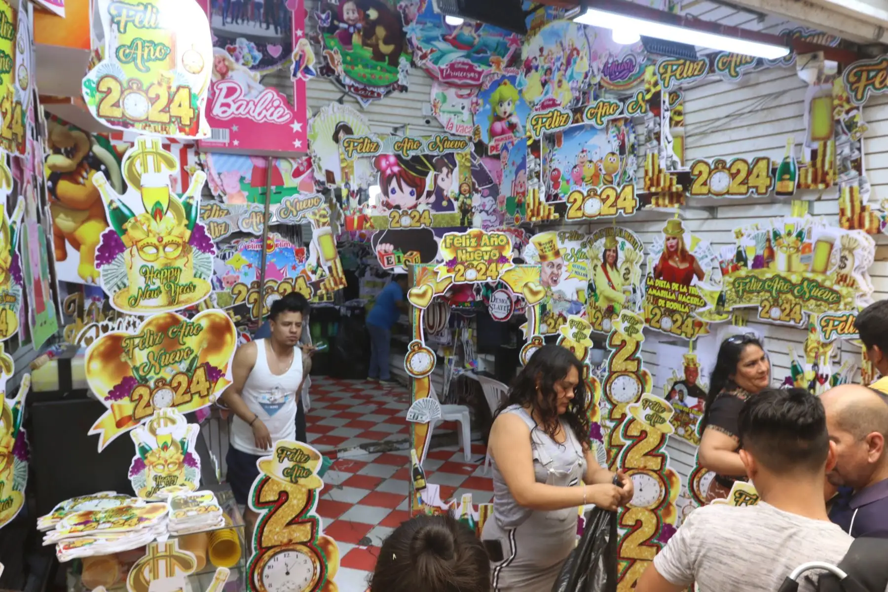 En los cientos de puestos de venta de esas zonas se pueden observar piñatas para todos los gustos con los rostros de los personajes más populares de la farándula, los deportes y la política. FOTO:ANDINA/Hector Vinces.