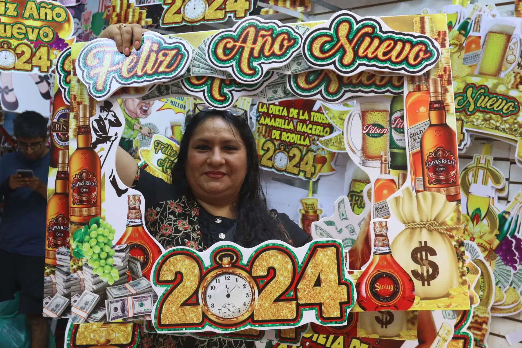 En la zona comercial de Mesa Redonda se puede apreciar gran cantidad de stands donde se exhiben las clásicas trusas amarillas y los sombreritos con dicho color, por creencia popular que  simboliza la buena suerte. FOTO:ANDINA/Hector Vinces.