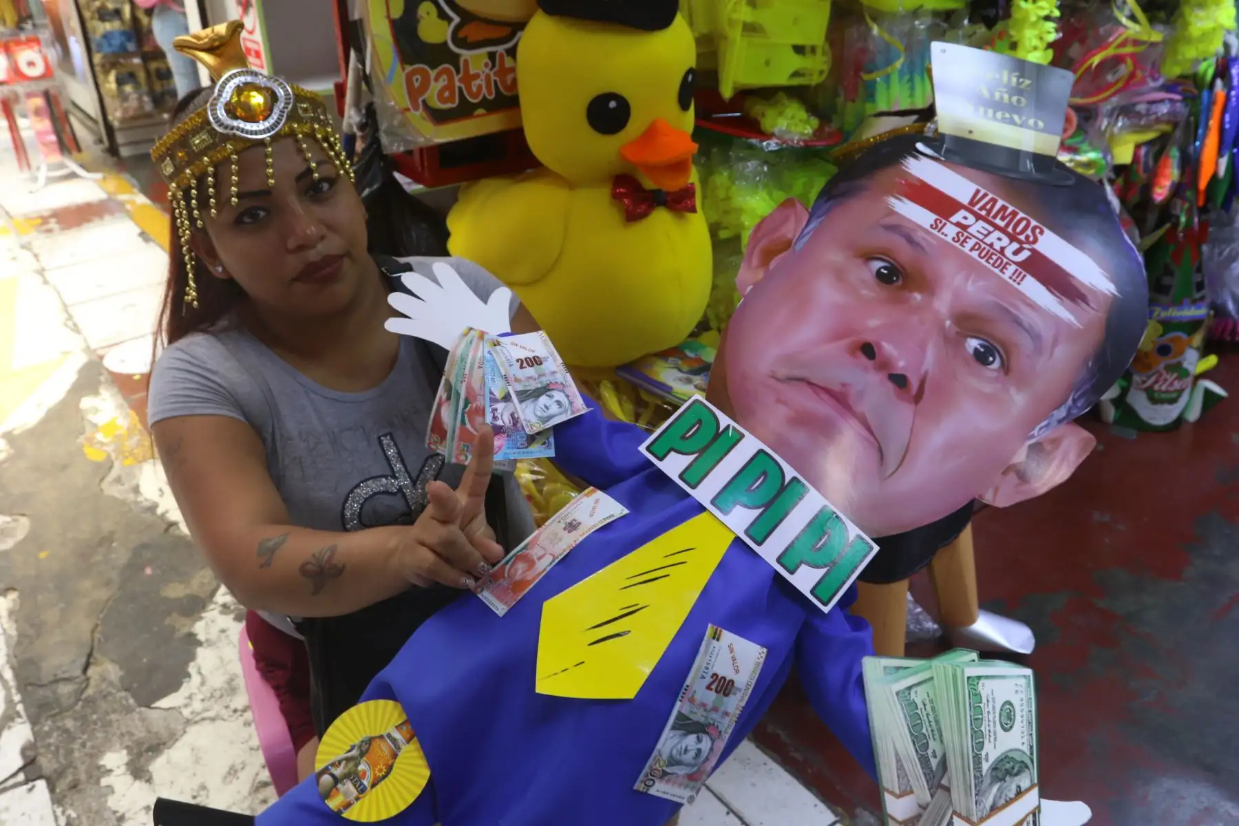 Esta situación es aprovechada por los comerciantes de los diferentes mercados y emporios comerciales, quienes aprovechan el entusiasmo de los consumidores para ofrecerle una variedad de productos de acuerdo a cada bolsillo. FOTO:ANDINA/Hector Vinces.