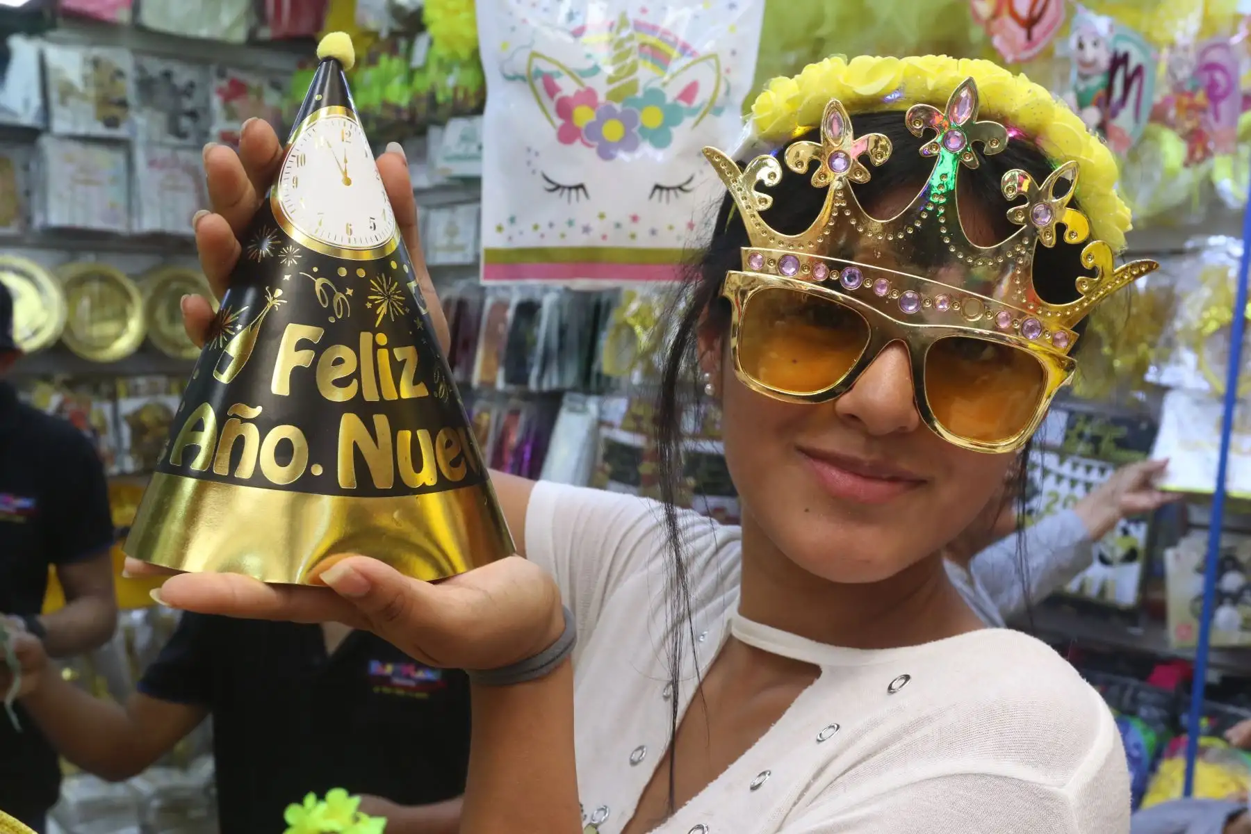 Esta situación es aprovechada por los comerciantes de los diferentes mercados y emporios comerciales, quienes aprovechan el entusiasmo de los consumidores para ofrecerle una variedad de productos de acuerdo a cada bolsillo. FOTO:ANDINA/Hector Vinces.