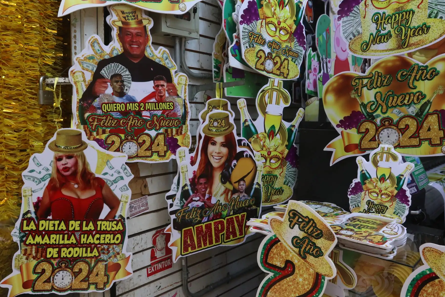 Entre los productos más solicitados en Mesa Redonda para despedir el 2023, se encuentran los gorros, collares, antifaces y lentes de diferentes materiales y diseños, con precios que oscilan entre los 24 y 48 soles la docena. También hay piñatas desde los 15 soles y rellenos desde los 5 soles.
FOTO:ANDINA/Hector Vinces.