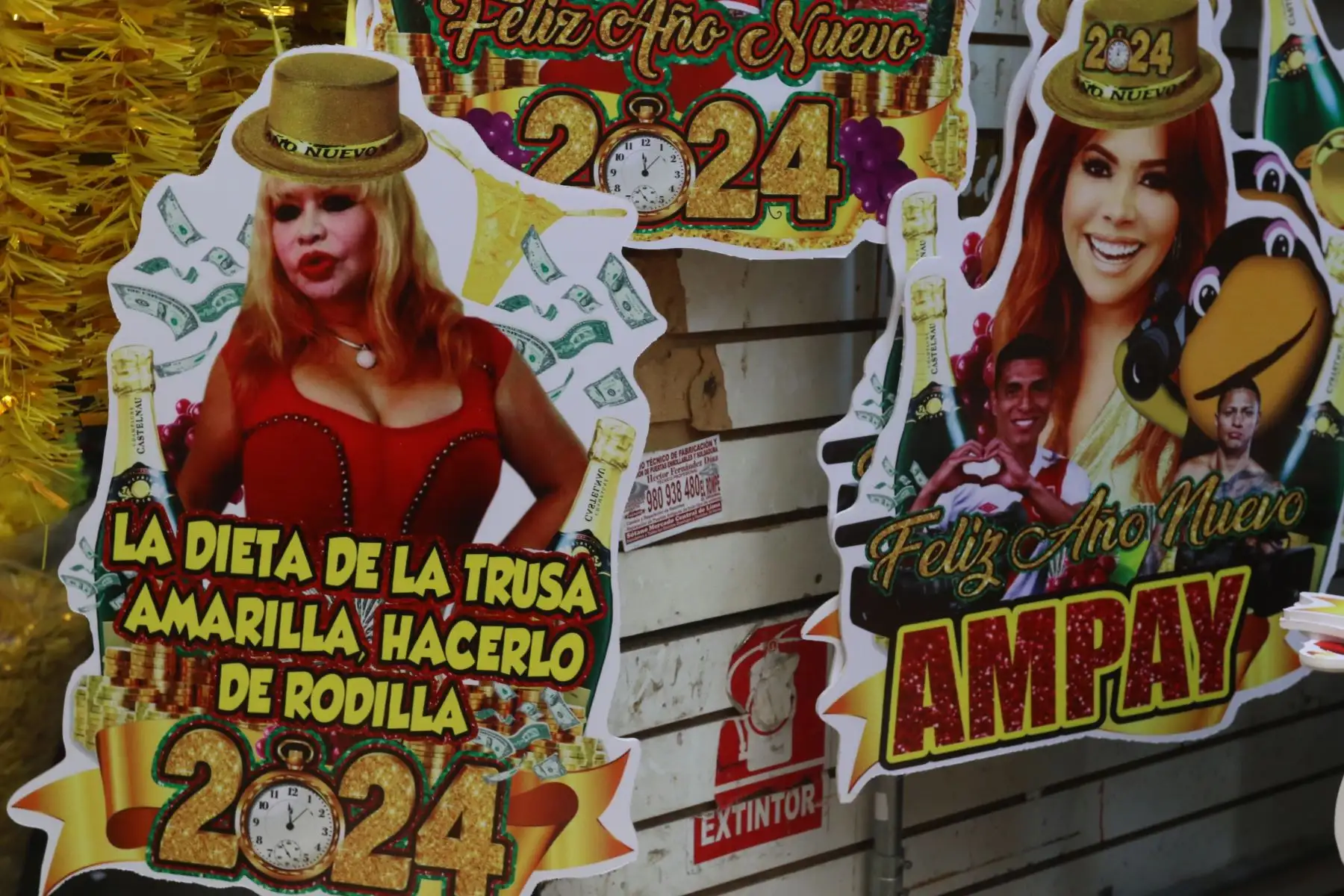 En los cientos de puestos de venta de esas zonas se pueden observar piñatas para todos los gustos con los rostros de los personajes más populares de la farándula, los deportes y la política. FOTO:ANDINA/Hector Vinces.