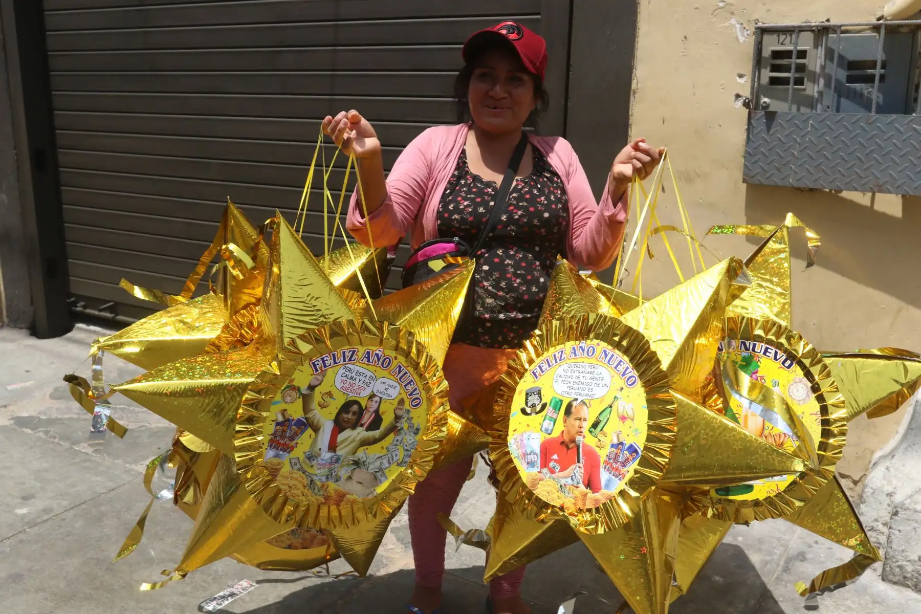miles de limeños ya empezaron la búsqueda de las clásicas prendas amarillas de la suerte, los muñecos con la caricatura de personajes públicos y el cotillón y los adornos para la esperada fiesta. FOTO:ANDINA/Hector Vinces.