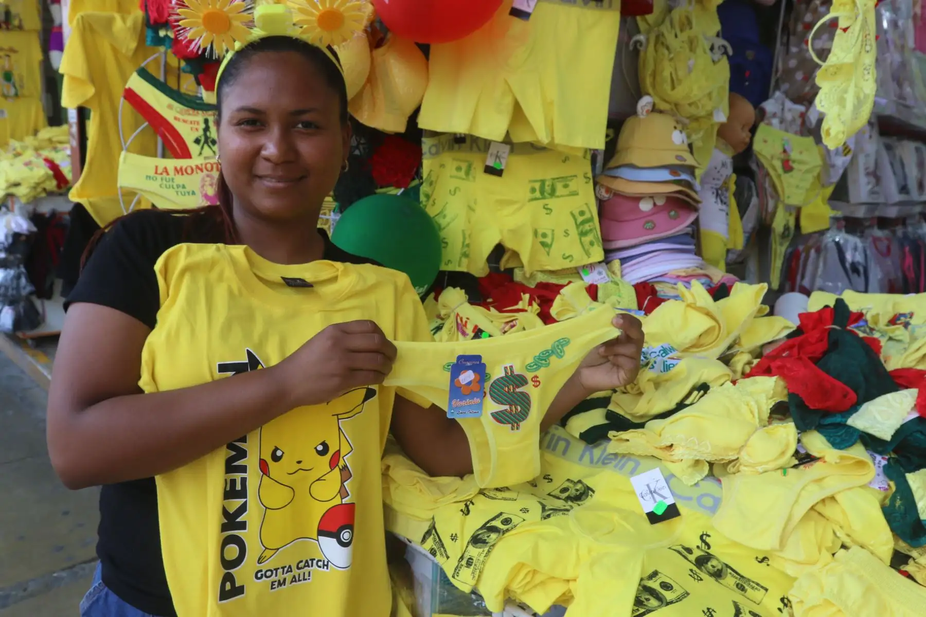 En los cientos de puestos de venta de esas zonas se pueden observar piñatas para todos los gustos con los rostros de los personajes más populares de la farándula, los deportes y la política. FOTO:ANDINA/Hector Vinces.