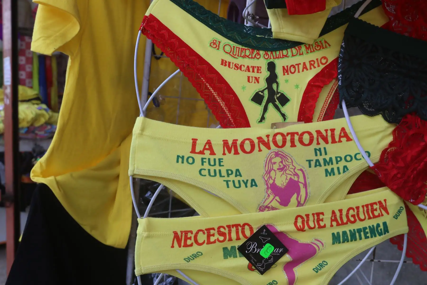 En la zona comercial de Mesa Redonda se puede apreciar gran cantidad de stands donde se exhiben las clásicas trusas amarillas y los sombreritos con dicho color, por creencia popular que  simboliza la buena suerte. FOTO:ANDINA/Hector Vinces.