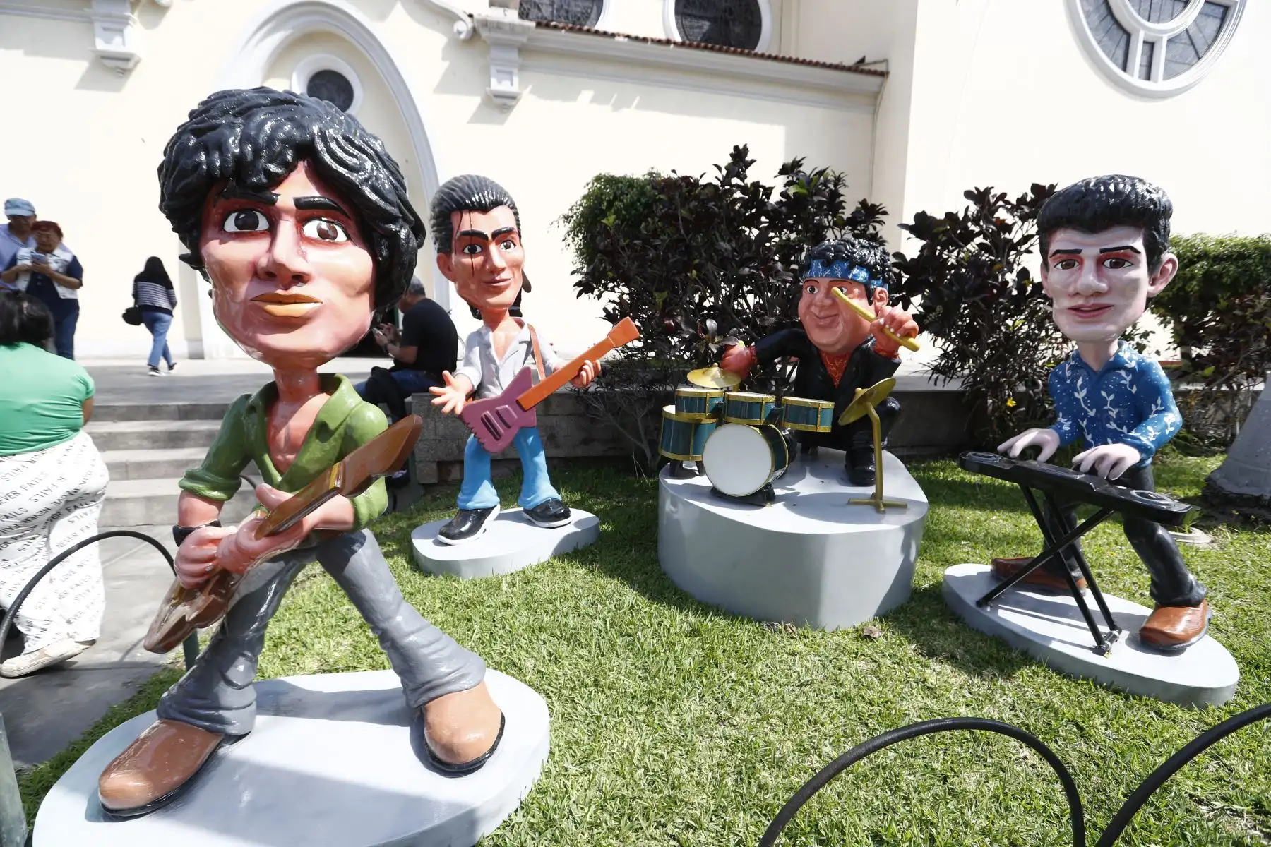 Arturo Pomar Junior, Christian Meier y los hermanos Patricio y Pedro Suárez Vértis, la banda original de Arena Hash. Son figuras a escala que fueron colocadas en el exterior del velatorio. Foto: ANDINA/Daniel Bracamonte