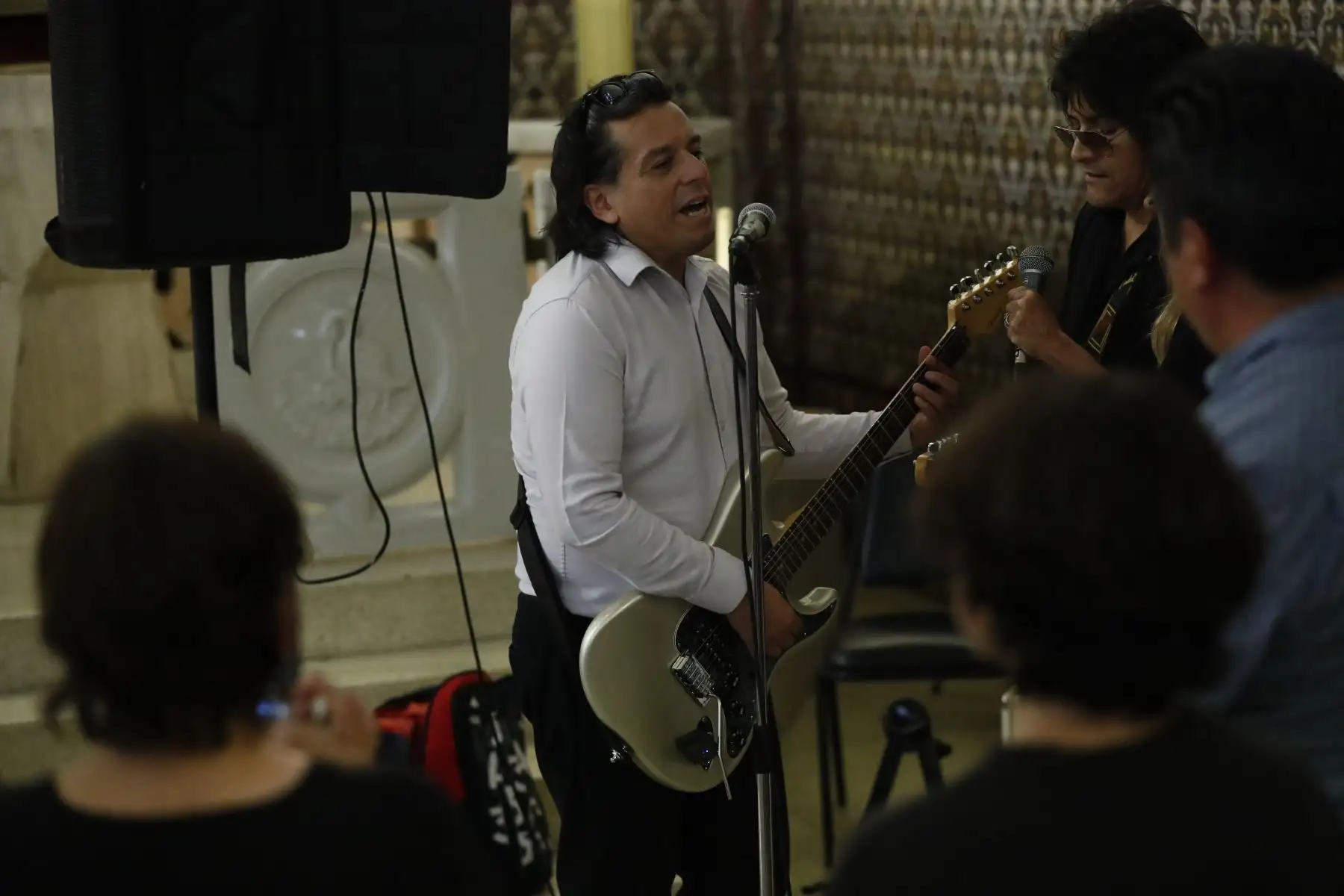 En la parroquia Nuestra Señora de Fátima de Miraflores se realiza la misa de cuerpo presente para despedir a Pedro Suárez Vertiz, quien falleció en Lima el jueves 28 de diciembre a los 54 años.
Foto: ANDINA/Daniel Bracamonte
