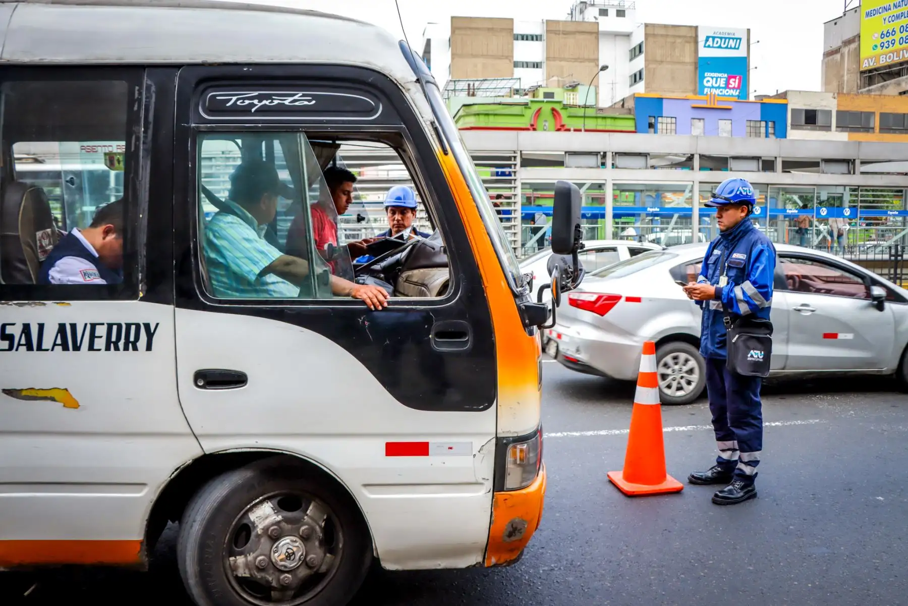 Como resultado de la intervención, que se da en el marco de la campaña “No es por molestarte, es por cuidarte”, impulsada por el Ministerio de Transportes y Comunicaciones (MTC) y que busca revalorar el trabajo de los fiscalizadores e inspectores de transporte, se verificó que las cinco unidades llevadas a depósito eran conducidas por choferes sin licencia de conducir, mientras que dos no tenían el Seguro Obligatorio contra Accidentes de Tránsito (SOAT) vigente. 
Foto: ATU