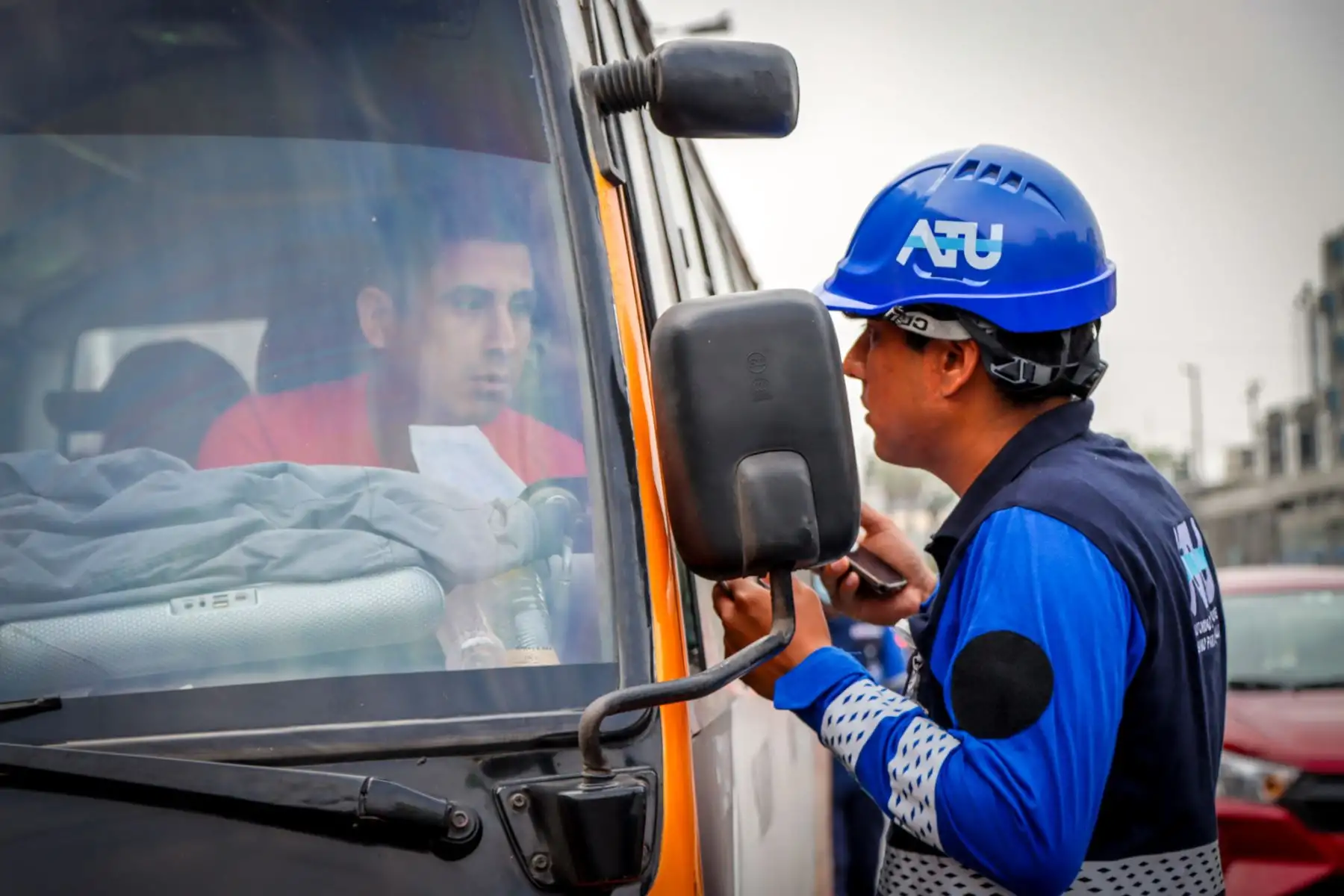 Como resultado de la intervención, que se da en el marco de la campaña “No es por molestarte, es por cuidarte”, impulsada por el Ministerio de Transportes y Comunicaciones (MTC) y que busca revalorar el trabajo de los fiscalizadores e inspectores de transporte, se verificó que las cinco unidades llevadas a depósito eran conducidas por choferes sin licencia de conducir, mientras que dos no tenían el Seguro Obligatorio contra Accidentes de Tránsito (SOAT) vigente. 
Foto: ATU