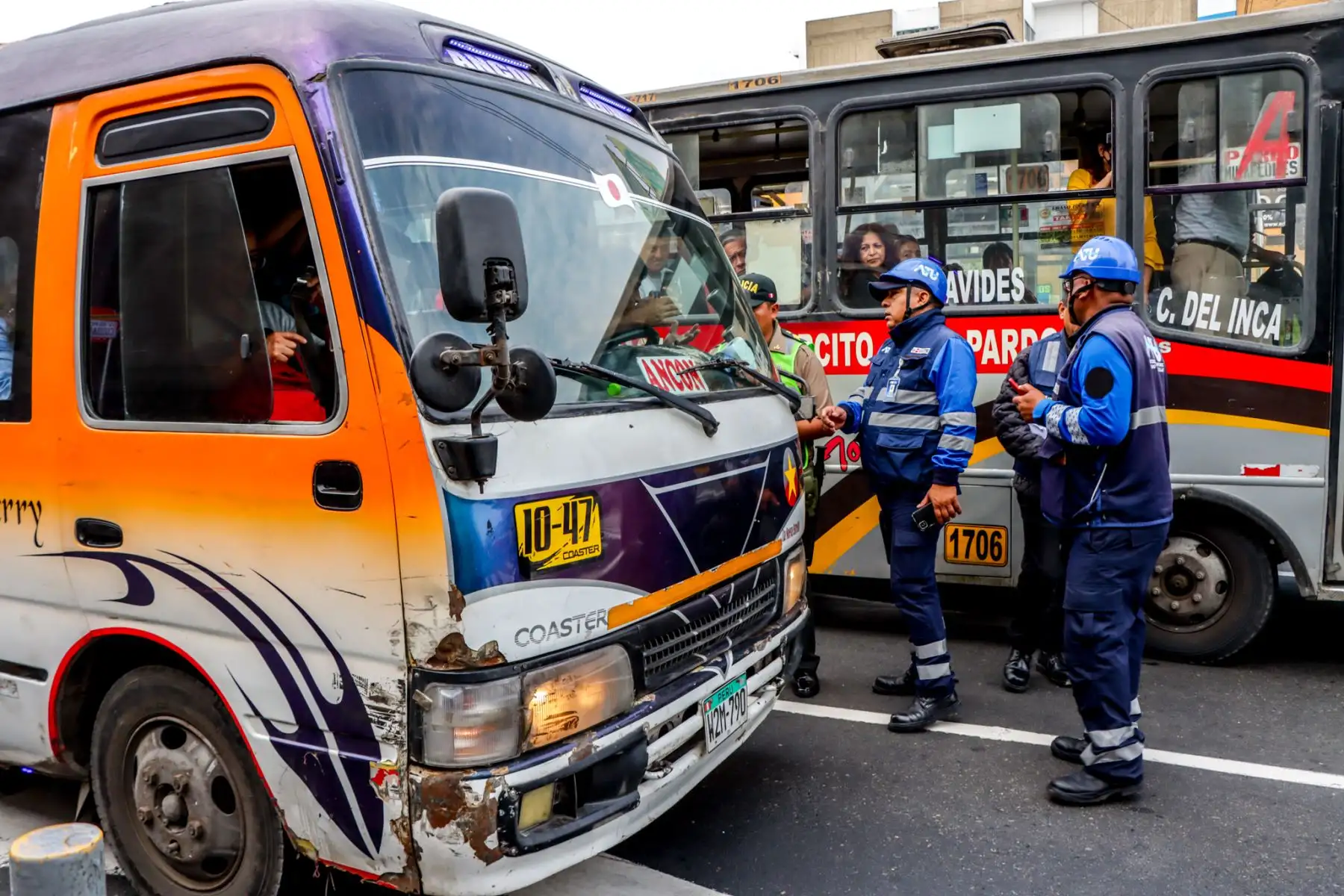 Durante el 2023, la ATU realizó más de 22 mil operativos para combatir el transporte informal en diversos puntos de la ciudad, con lo que la entidad reafirma su compromiso de seguir trabajando por un transporte rápido, seguro y formal en Lima y Callao.
Foto: ATU