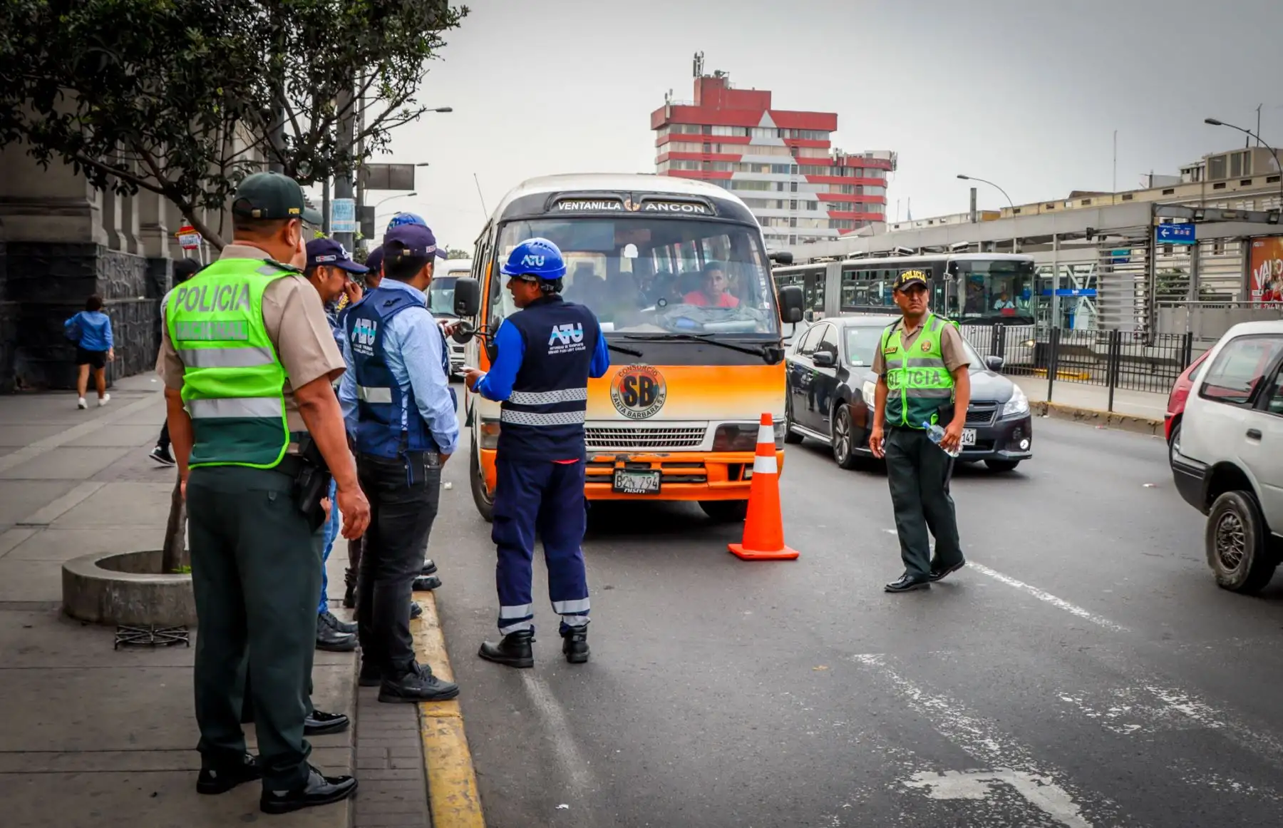 La ATU informó que los vehículos llevados al depósito registran multas por más de medio millón de soles. Uno de estos, de placa W2M-790, acumula multas que superan los S/170 000 por infracciones como impedir las labores de fiscalización. La otra unidad, de placa F0W-835, registra sanciones por más de S/150 000 por informalidad, principalmente. 
Foto: ATU