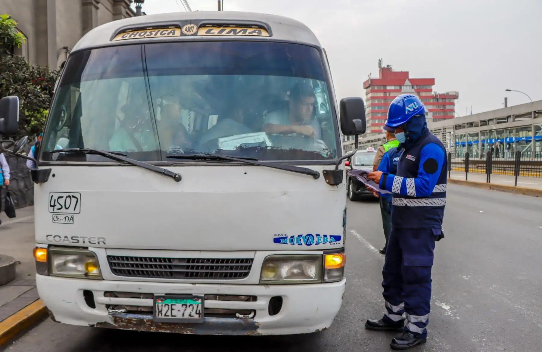 La ATU informó que los vehículos llevados al depósito registran multas por más de medio millón de soles. Uno de estos, de placa W2M-790, acumula multas que superan los S/170 000 por infracciones como impedir las labores de fiscalización. La otra unidad, de placa F0W-835, registra sanciones por más de S/150 000 por informalidad, principalmente. 
Foto: ATU