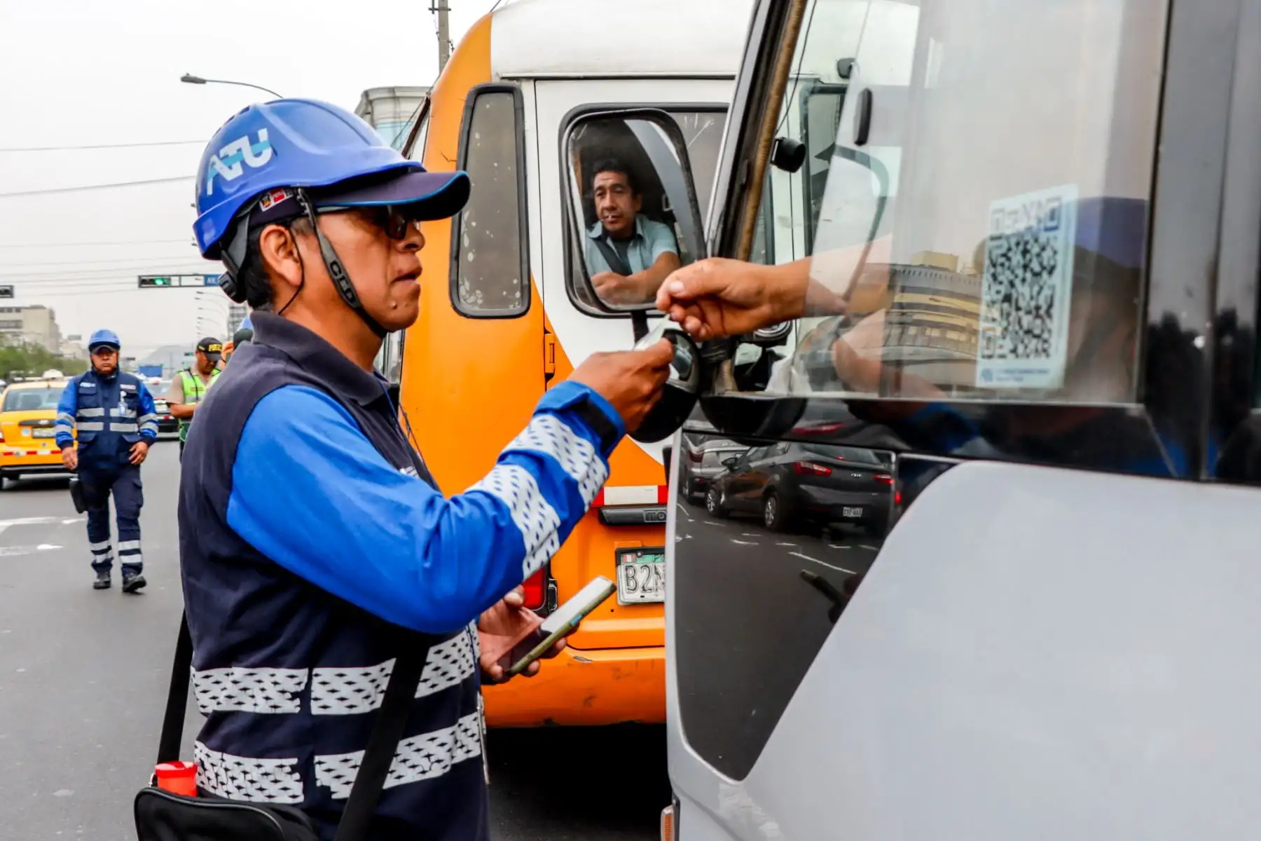 La Autoridad de Transporte Urbano para Lima y Callao (ATU) realizó un operativo contra el transporte informal en la intersección de las avenidas Alfonso Ugarte con Bolivia, en el Cercado de Lima, logrando llevar a depósito a 05 unidades que prestaban el servicio de transporte sin cumplir con las normas vigentes.
Foto: ATU
