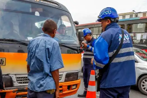 Fiscalizadores de la ATU verifican que la documentación de los transportistas se encuentre en regla. Foto: ATU.