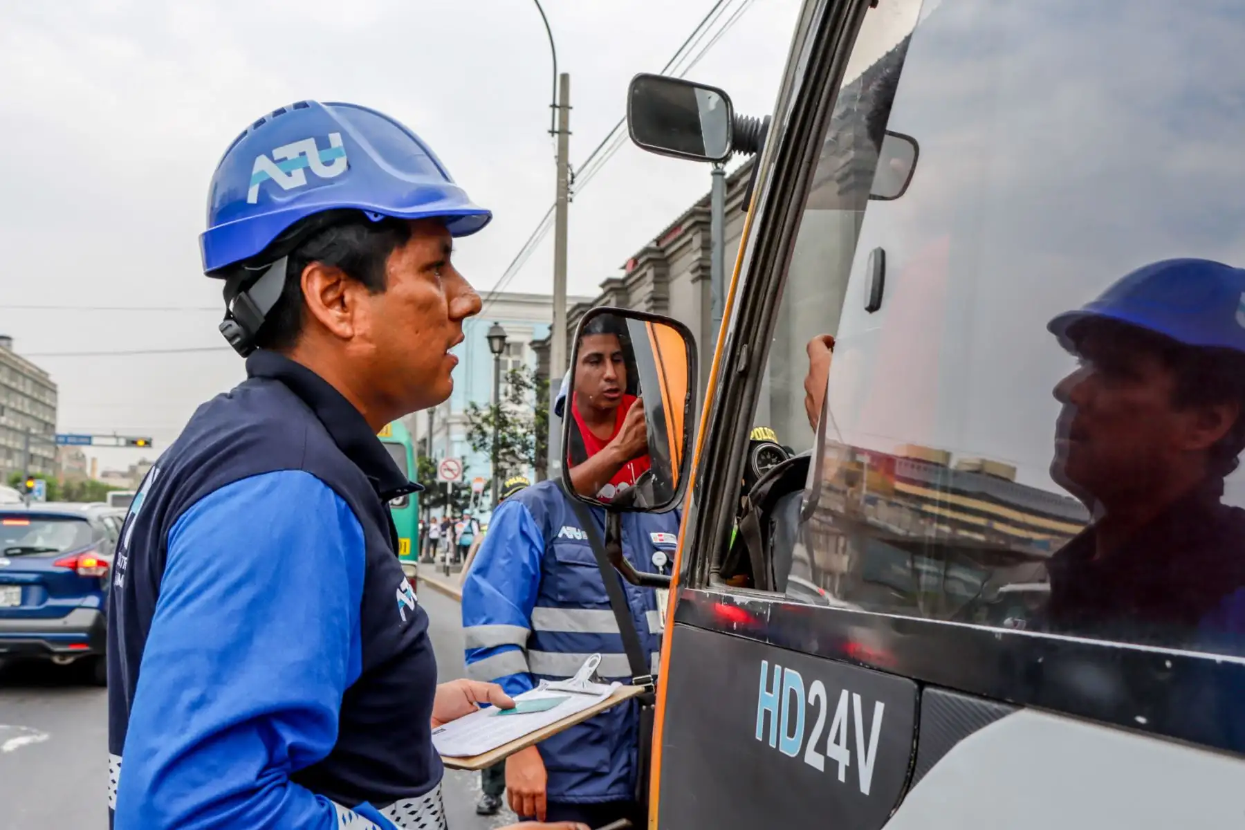 Durante el 2023, la ATU realizó más de 22 mil operativos para combatir el transporte informal en diversos puntos de la ciudad, con lo que la entidad reafirma su compromiso de seguir trabajando por un transporte rápido, seguro y formal en Lima y Callao.
Foto: ATU