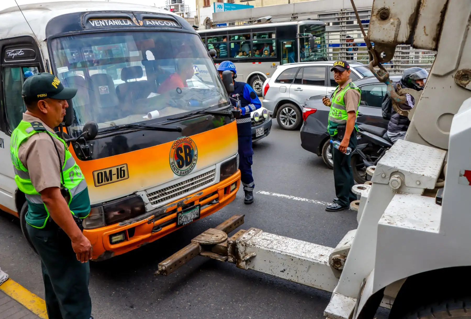 La Autoridad de Transporte Urbano para Lima y Callao (ATU) realizó un operativo contra el transporte informal en la intersección de las avenidas Alfonso Ugarte con Bolivia, en el Cercado de Lima, logrando llevar a depósito a 05 unidades que prestaban el servicio de transporte sin cumplir con las normas vigentes.
Foto: ATU