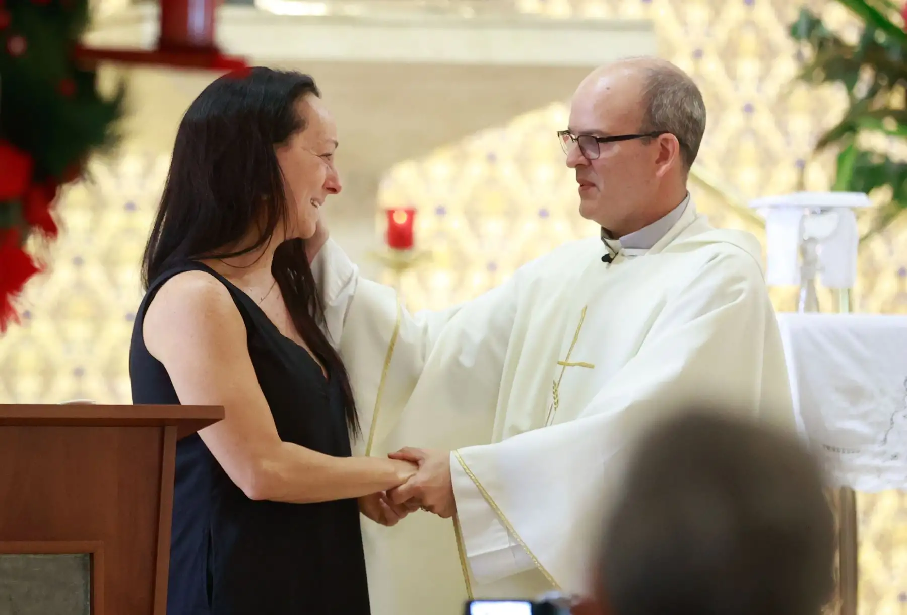 Cynthia Martínez, esposa de Pedro Suárez-Vértiz, recibe el pésame del cura de la parroquia Nuestra Señora de Fátima de Miraflores, donde se realiza la misa de cuerpo presente para despedir al reconocido cantante.
Foto: ANDINA/Vidal Tarqui
