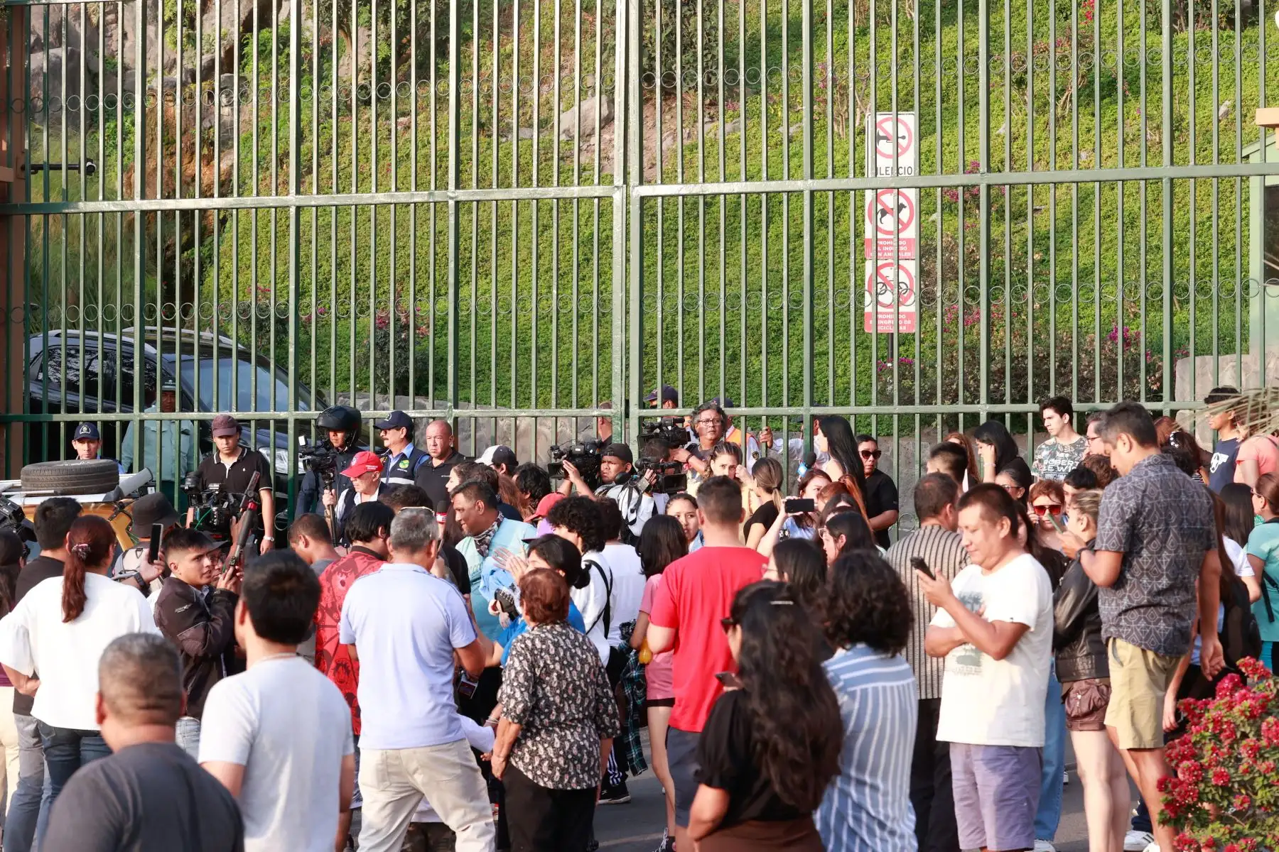 La presencia de fanáticos del popular cantautor no se hizo extrañar en las inmediaciones del camposanto. 
Foto: ANDINA/Vidal Tarqui