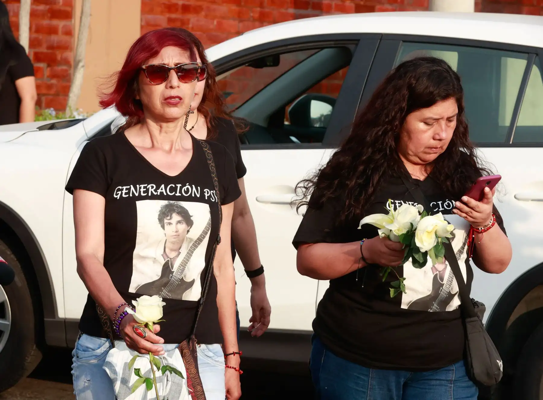 La presencia de fanáticos del popular cantautor no se hizo extrañar en las inmediaciones del camposanto. 
Foto: ANDINA/Vidal Tarqui