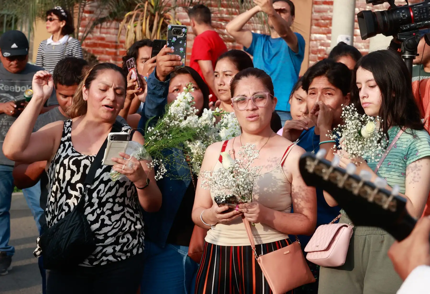 La presencia de fanáticos del popular cantautor no se hizo extrañar en las inmediaciones del camposanto. 
Foto: ANDINA/Vidal Tarqui