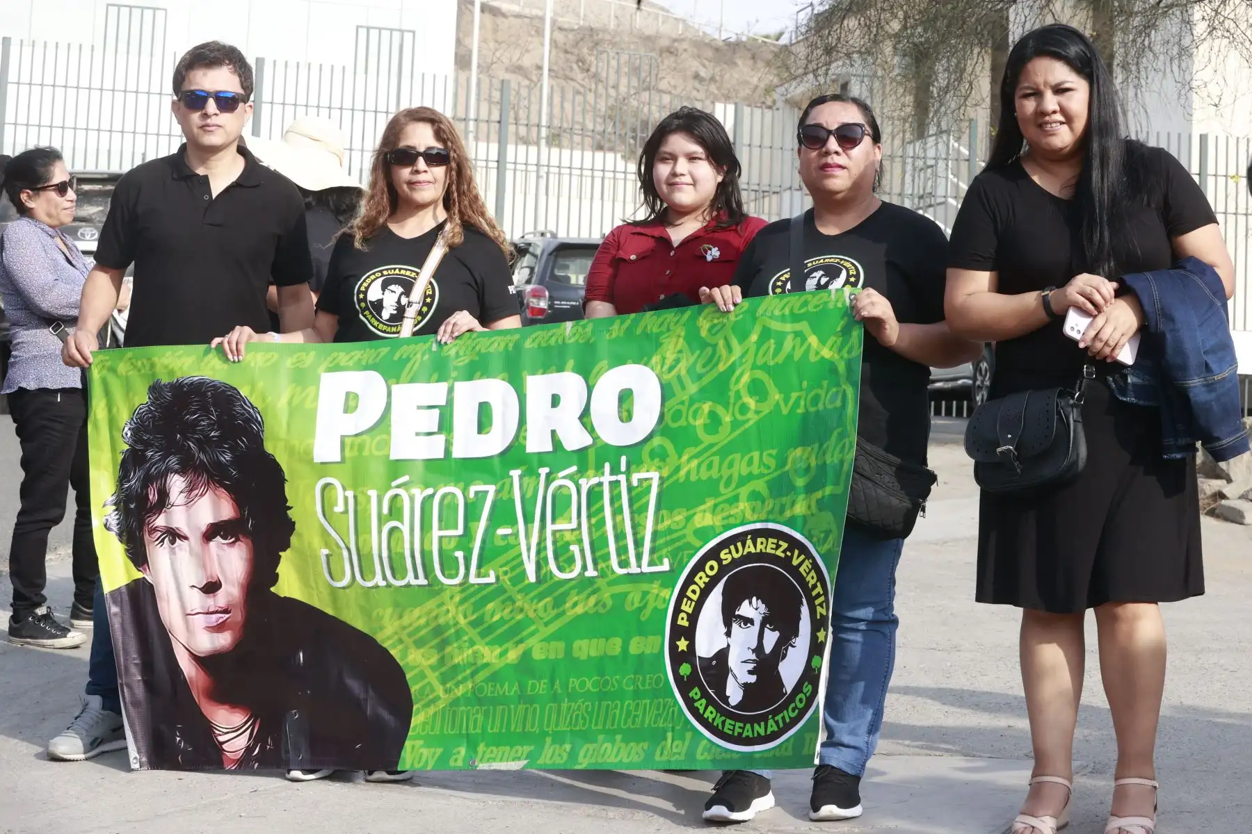 La presencia de fanáticos del popular cantautor no se hizo extrañar en las inmediaciones del camposanto. 
Foto: ANDINA/Vidal Tarqui