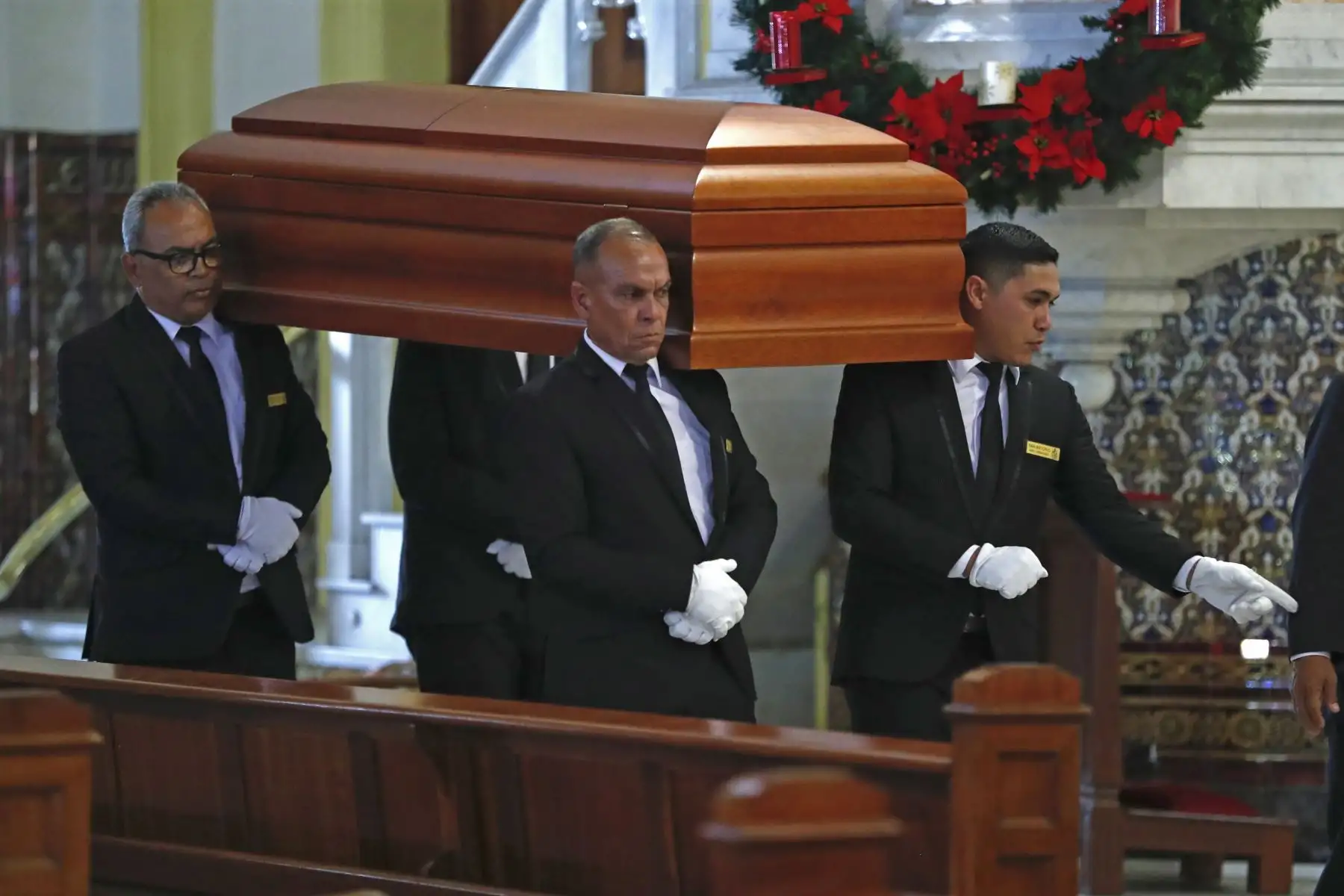 En la parroquia Nuestra Señora de Fátima de Miraflores se realiza la misa de cuerpo presente para despedir a Pedro Suárez Vertiz, quien falleció en Lima el jueves 28 de diciembre a los 54 años. Foto: ANDINA/Daniel Bracamonte