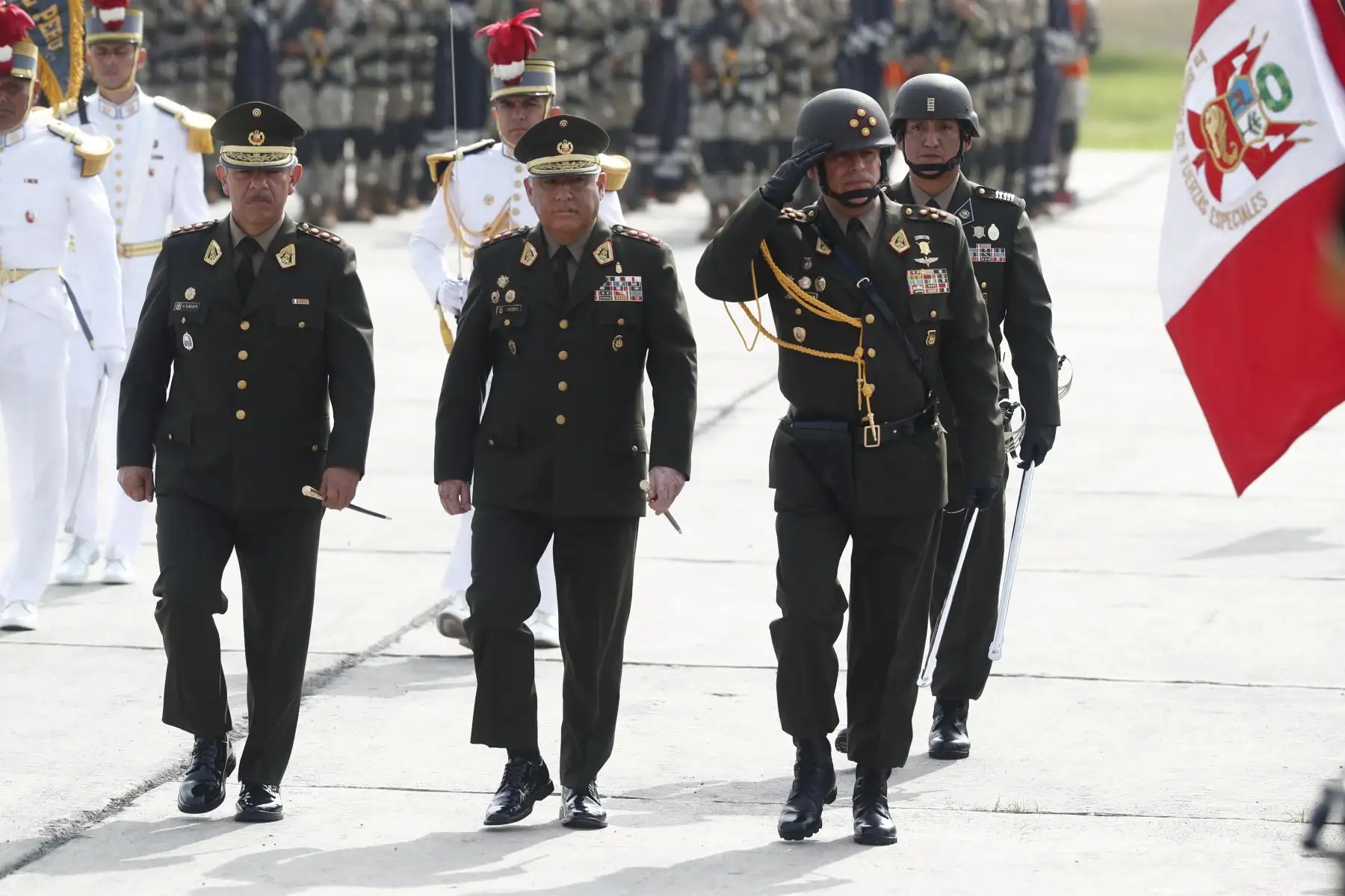 El ministro de Defensa, Jorge Luis Chávez Cresta, presidió la despedida del Gral. EP David Ojeda Parra como Comandante General del Ejército, quien ahora asumirá el cargo de Jefe del Comando Conjunto de las Fuerzas Armadas, cuya ceremonia se realizó en el Cuartel General del Ejército de San Borja. Foto: ANDINA/Daniel Bracamonte
