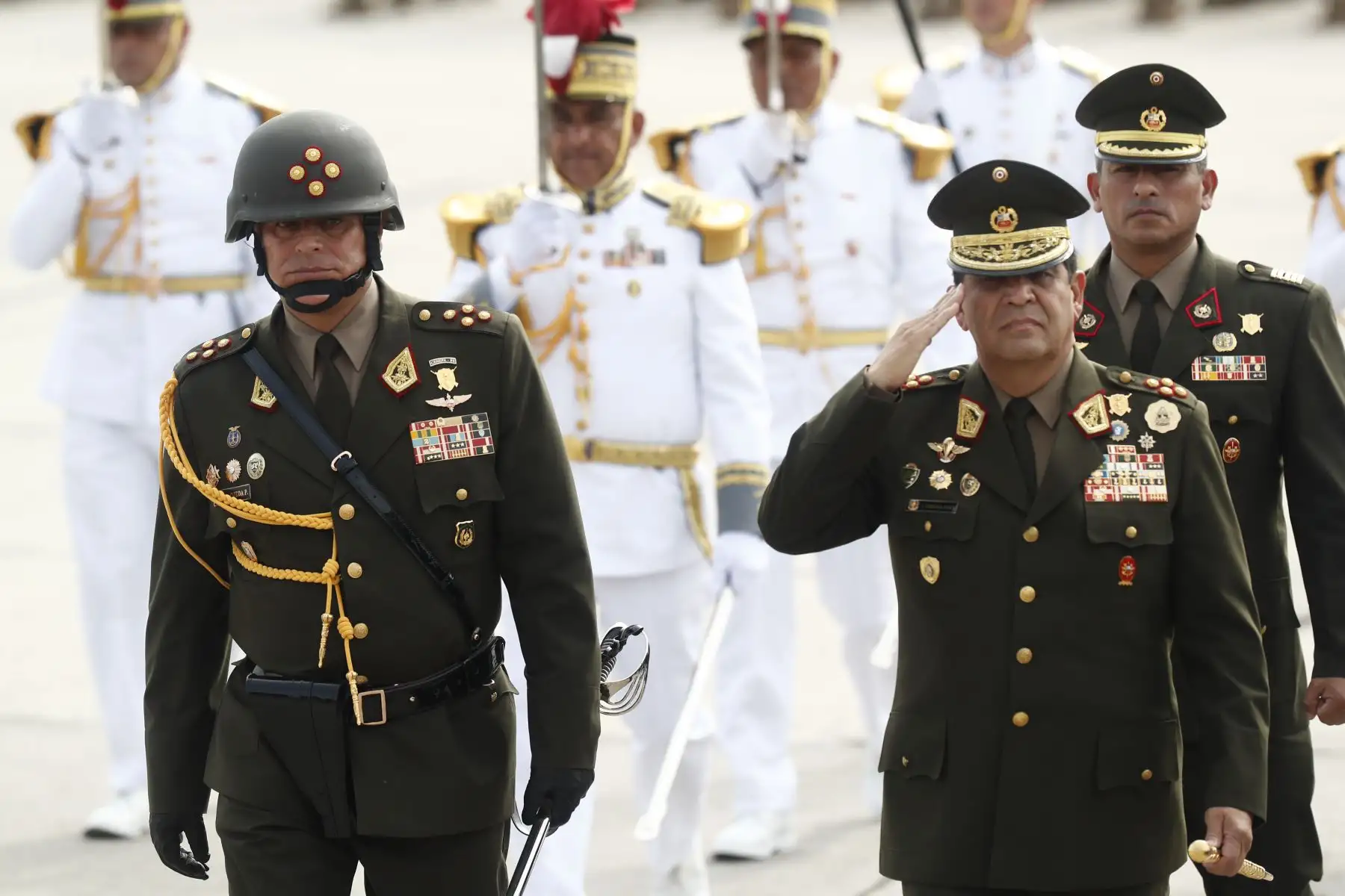 Desde el Cuartel General del Ejército en San Borja se realizó la ceremonia de despedida al Jefe del Comando Conjunto de las Fuerzas Armadas, Gral. EP Manuel Gómez de la Torre Araníbar, quien pasa al retiro, y en la que estuvo presente el ministro de Defensa, Jorge Luis Chávez Cresta. Foto: ANDINA/Daniel Bracamonte