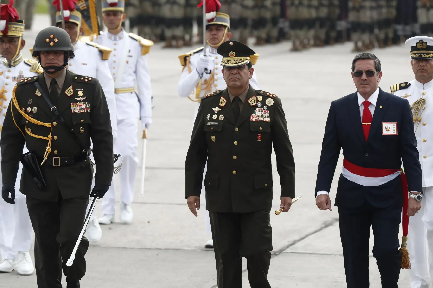 El ministro de Defensa, Jorge Luis Chávez Cresta, presidió la despedida del Gral. EP David Ojeda Parra como Comandante General del Ejército, quien ahora asumirá el cargo de Jefe del Comando Conjunto de las Fuerzas Armadas, cuya ceremonia se realizó en el Cuartel General del Ejército de San Borja. Foto: ANDINA/Daniel Bracamonte