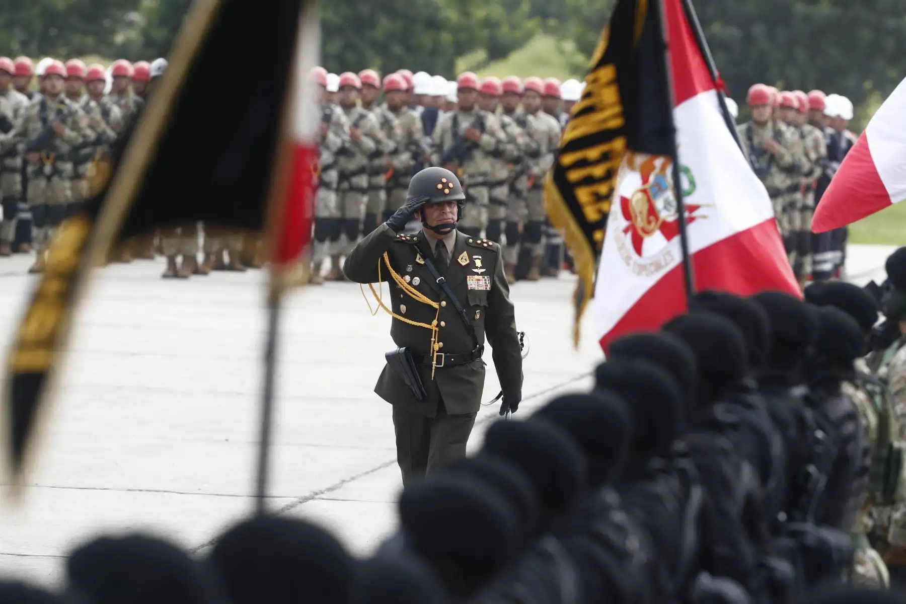 El ministro de Defensa, Jorge Luis Chávez Cresta, presidió la despedida del Gral. EP David Ojeda Parra como Comandante General del Ejército, quien ahora asumirá el cargo de Jefe del Comando Conjunto de las Fuerzas Armadas, cuya ceremonia se realizó en el Cuartel General del Ejército de San Borja. Foto: ANDINA/Daniel Bracamonte