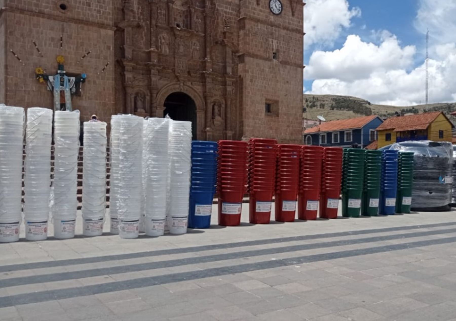 La Municipalidad Provincial de Puno, a través de la Subgerencia de Defensa Civil y Gestión del Riesgo de Desastres, entregó bienes de ayuda humanitaria a la población para enfrentar el déficit hídrico provocado por el fenómeno El Niño.