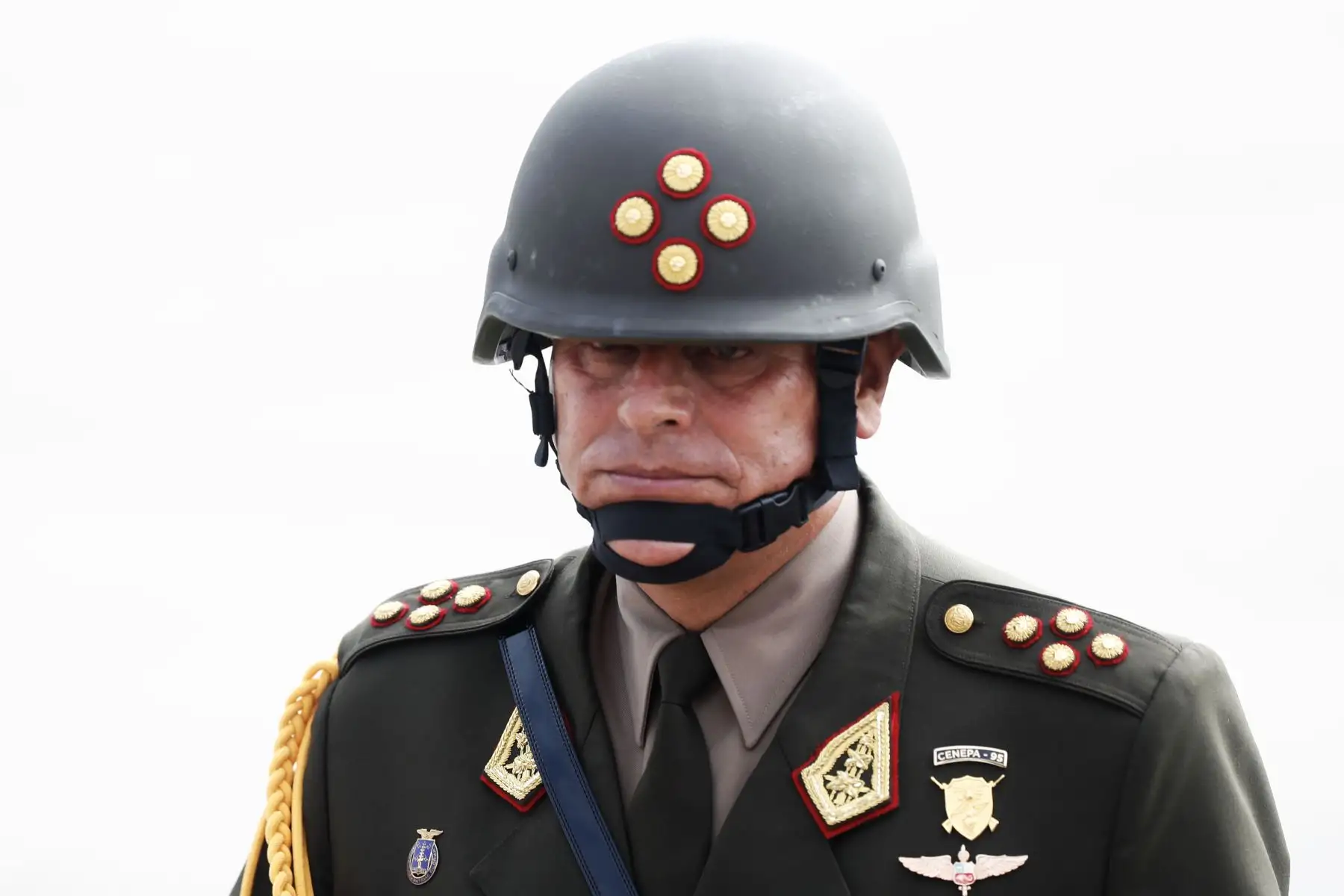 El ministro de Defensa, Jorge Luis Chávez Cresta, presidió la despedida del Gral. EP David Ojeda Parra como Comandante General del Ejército, quien ahora asumirá el cargo de Jefe del Comando Conjunto de las Fuerzas Armadas, cuya ceremonia se realizó en el Cuartel General del Ejército de San Borja. Foto: ANDINA/Daniel Bracamonte