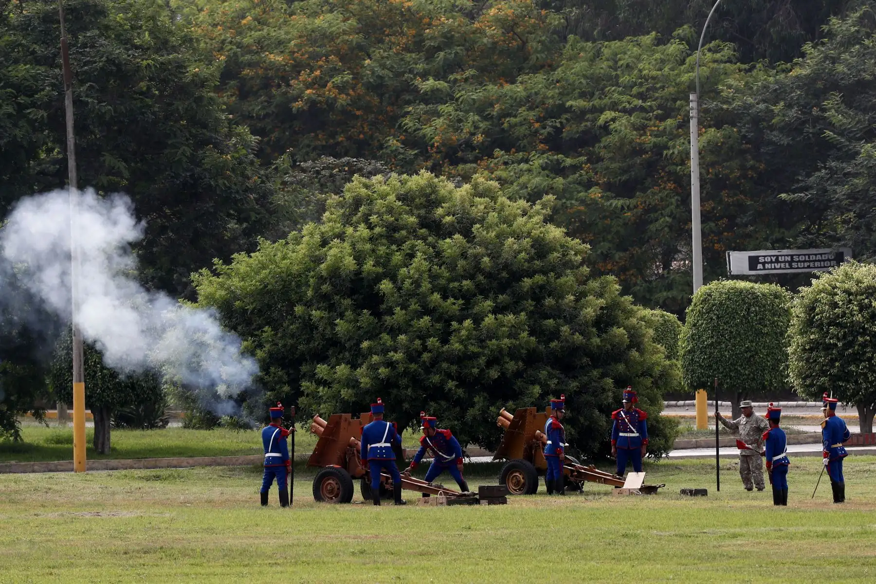 El ministro de Defensa, Jorge Luis Chávez Cresta, presidió la despedida del Gral. EP David Ojeda Parra como Comandante General del Ejército, quien ahora asumirá el cargo de Jefe del Comando Conjunto de las Fuerzas Armadas, cuya ceremonia se realizó en el Cuartel General del Ejército de San Borja. Foto: ANDINA/Daniel Bracamonte