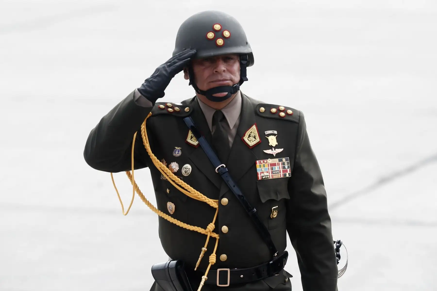 El ministro de Defensa, Jorge Luis Chávez Cresta, presidió la despedida del Gral. EP David Ojeda Parra como Comandante General del Ejército, quien ahora asumirá el cargo de Jefe del Comando Conjunto de las Fuerzas Armadas, cuya ceremonia se realizó en el Cuartel General del Ejército de San Borja. Foto: ANDINA/Daniel Bracamonte
