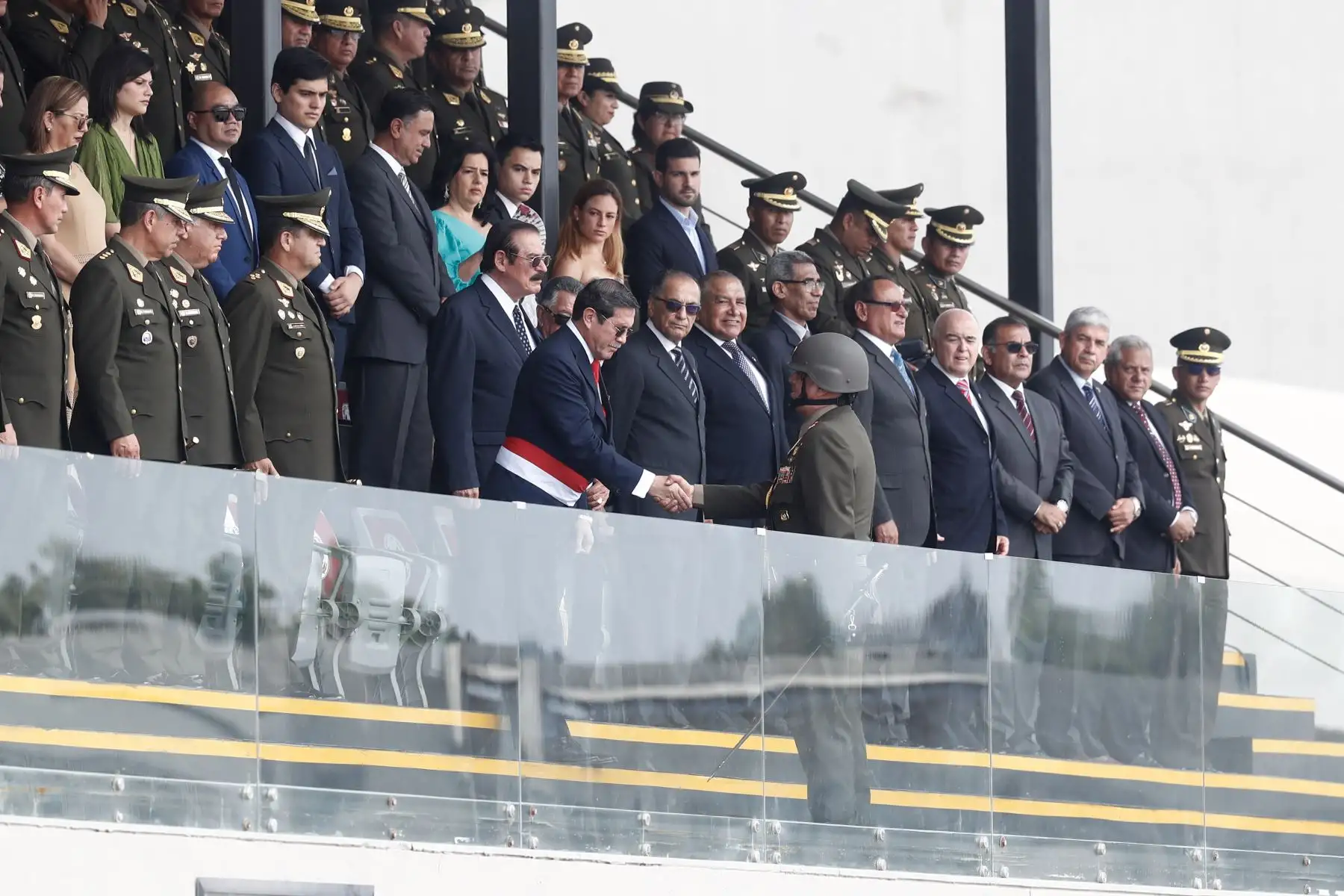 El ministro de Defensa, Jorge Luis Chávez Cresta, presidió la despedida del Gral. EP David Ojeda Parra como Comandante General del Ejército, quien ahora asumirá el cargo de Jefe del Comando Conjunto de las Fuerzas Armadas, cuya ceremonia se realizó en el Cuartel General del Ejército de San Borja. Foto: ANDINA/Daniel Bracamonte