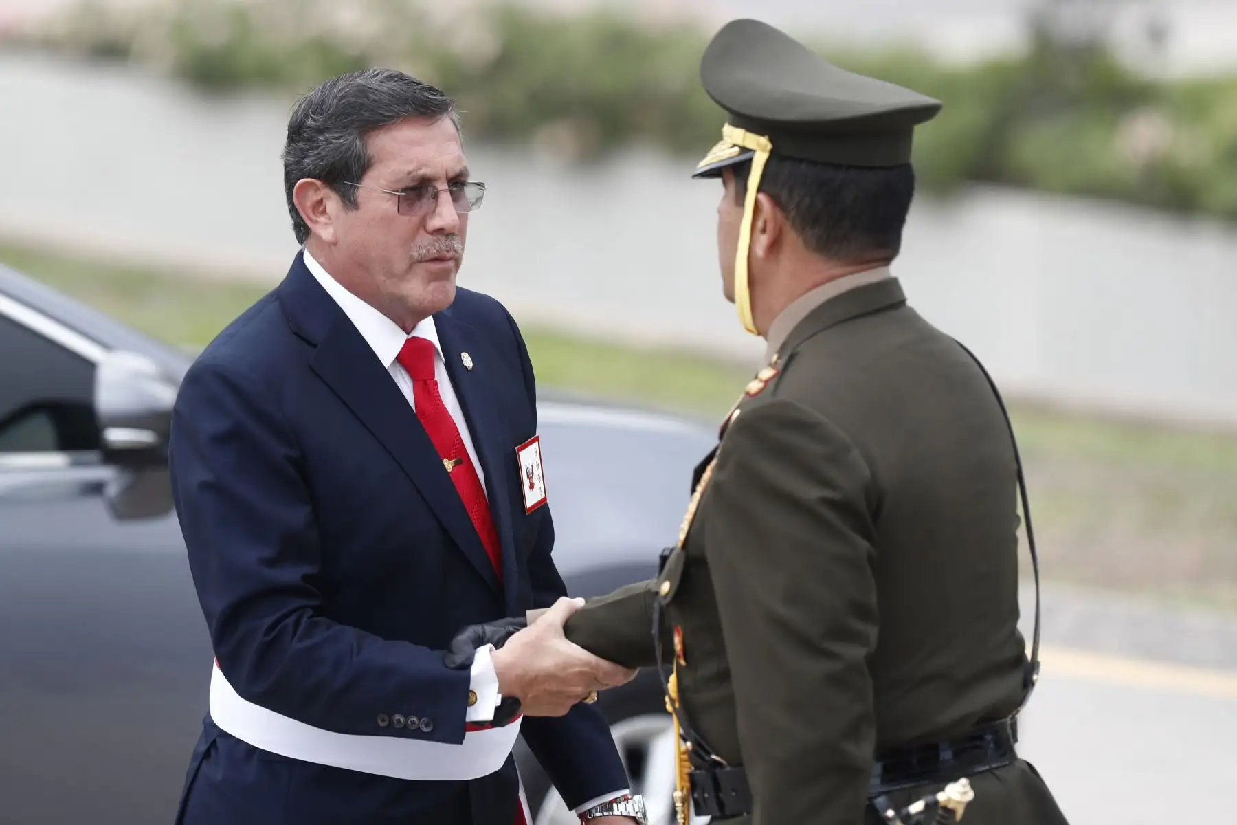 Desde el Cuartel General del Ejército en San Borja se realizó la ceremonia de despedida al Jefe del Comando Conjunto de las Fuerzas Armadas, Gral. EP Manuel Gómez de la Torre Araníbar, quien pasa al retiro, y en la que estuvo presente el ministro de Defensa, Jorge Luis Chávez Cresta. Foto: ANDINA/Daniel Bracamonte