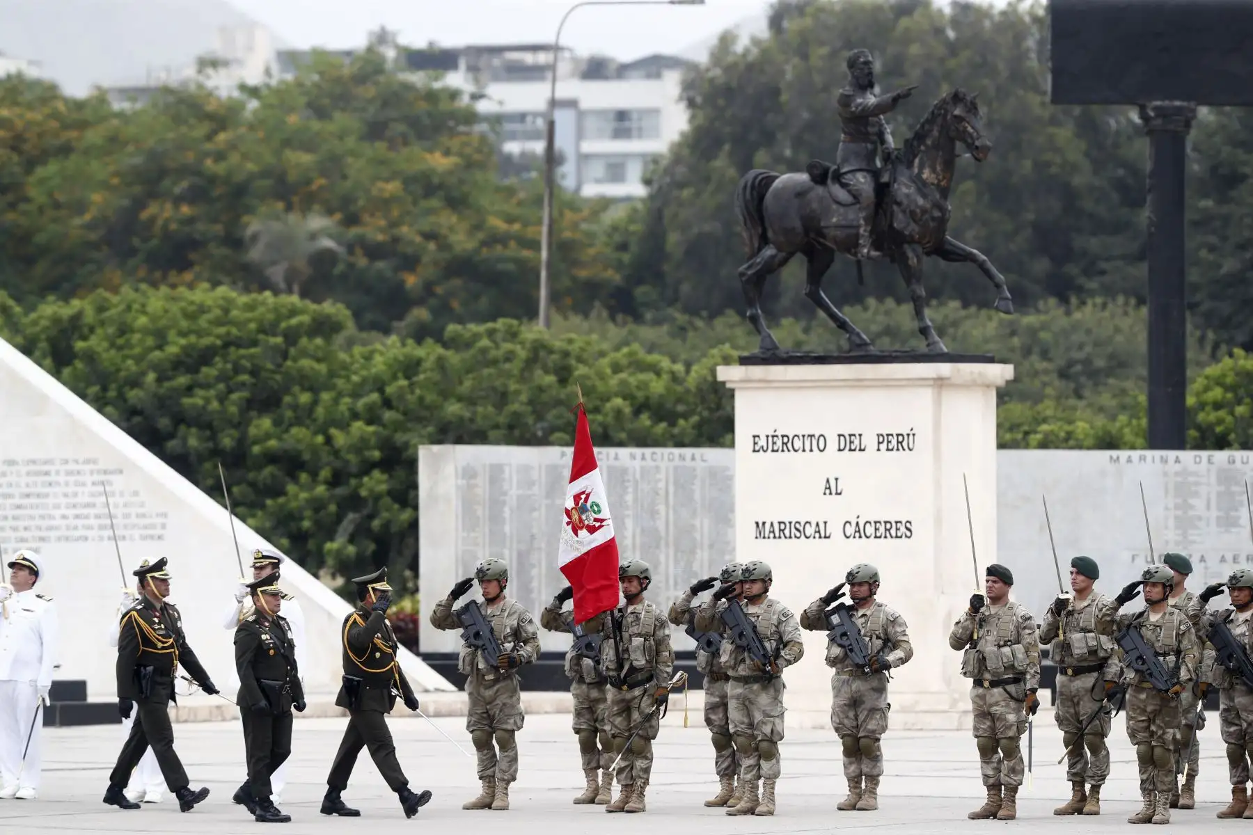 Desde el Cuartel General del Ejército en San Borja se realizó la ceremonia de despedida al Jefe del Comando Conjunto de las Fuerzas Armadas, Gral. EP Manuel Gómez de la Torre Araníbar, quien pasa al retiro, y en la que estuvo presente el ministro de Defensa, Jorge Luis Chávez Cresta. Foto: ANDINA/Daniel Bracamonte