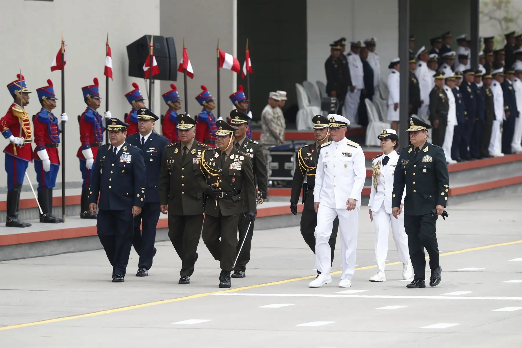 Desde el Cuartel General del Ejército en San Borja se realizó la ceremonia de despedida al Jefe del Comando Conjunto de las Fuerzas Armadas, Gral. EP Manuel Gómez de la Torre Araníbar, quien pasa al retiro, y en la que estuvo presente el ministro de Defensa, Jorge Luis Chávez Cresta. Foto: ANDINA/Daniel Bracamonte