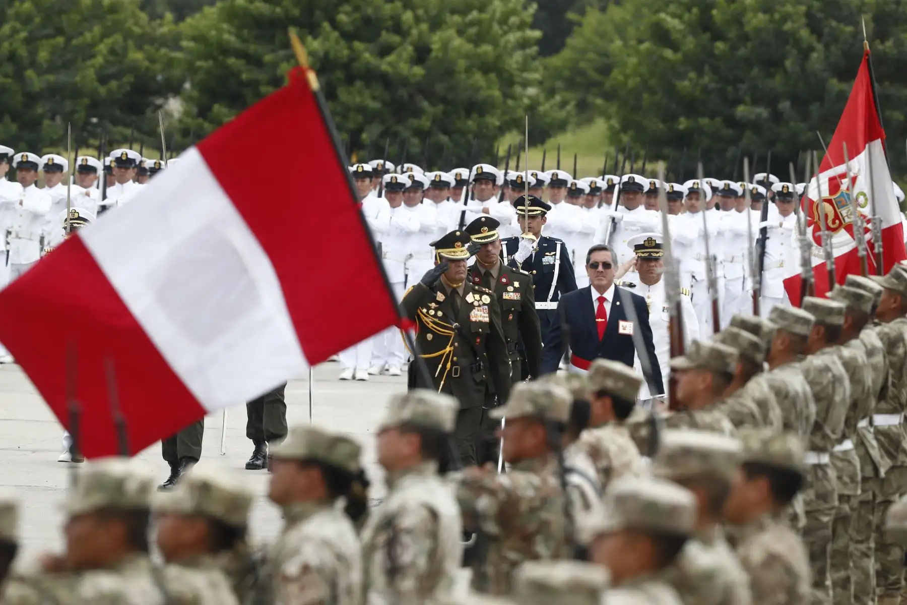 Desde el Cuartel General del Ejército en San Borja se realizó la ceremonia de despedida al Jefe del Comando Conjunto de las Fuerzas Armadas, Gral. EP Manuel Gómez de la Torre Araníbar, quien pasa al retiro, y en la que estuvo presente el ministro de Defensa, Jorge Luis Chávez Cresta. Foto: ANDINA/Daniel Bracamonte