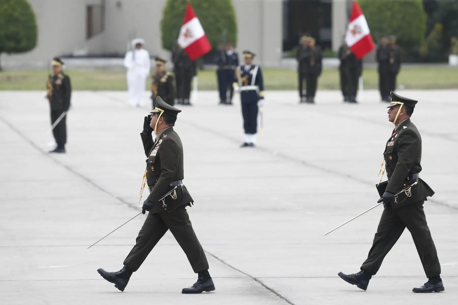 Desde el Cuartel General del Ejército en San Borja se realizó la ceremonia de despedida al Jefe del Comando Conjunto de las Fuerzas Armadas, Gral. EP Manuel Gómez de la Torre Araníbar, quien pasa al retiro, y en la que estuvo presente el ministro de Defensa, Jorge Luis Chávez Cresta. Foto: ANDINA/Daniel Bracamonte