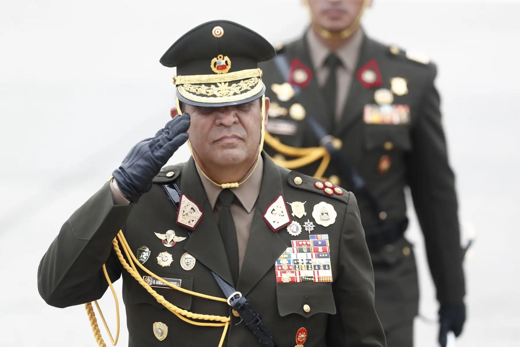 Desde el Cuartel General del Ejército en San Borja se realizó la ceremonia de despedida al Jefe del Comando Conjunto de las Fuerzas Armadas, Gral. EP Manuel Gómez de la Torre Araníbar, quien pasa al retiro, y en la que estuvo presente el ministro de Defensa, Jorge Luis Chávez Cresta. Foto: ANDINA/Daniel Bracamonte