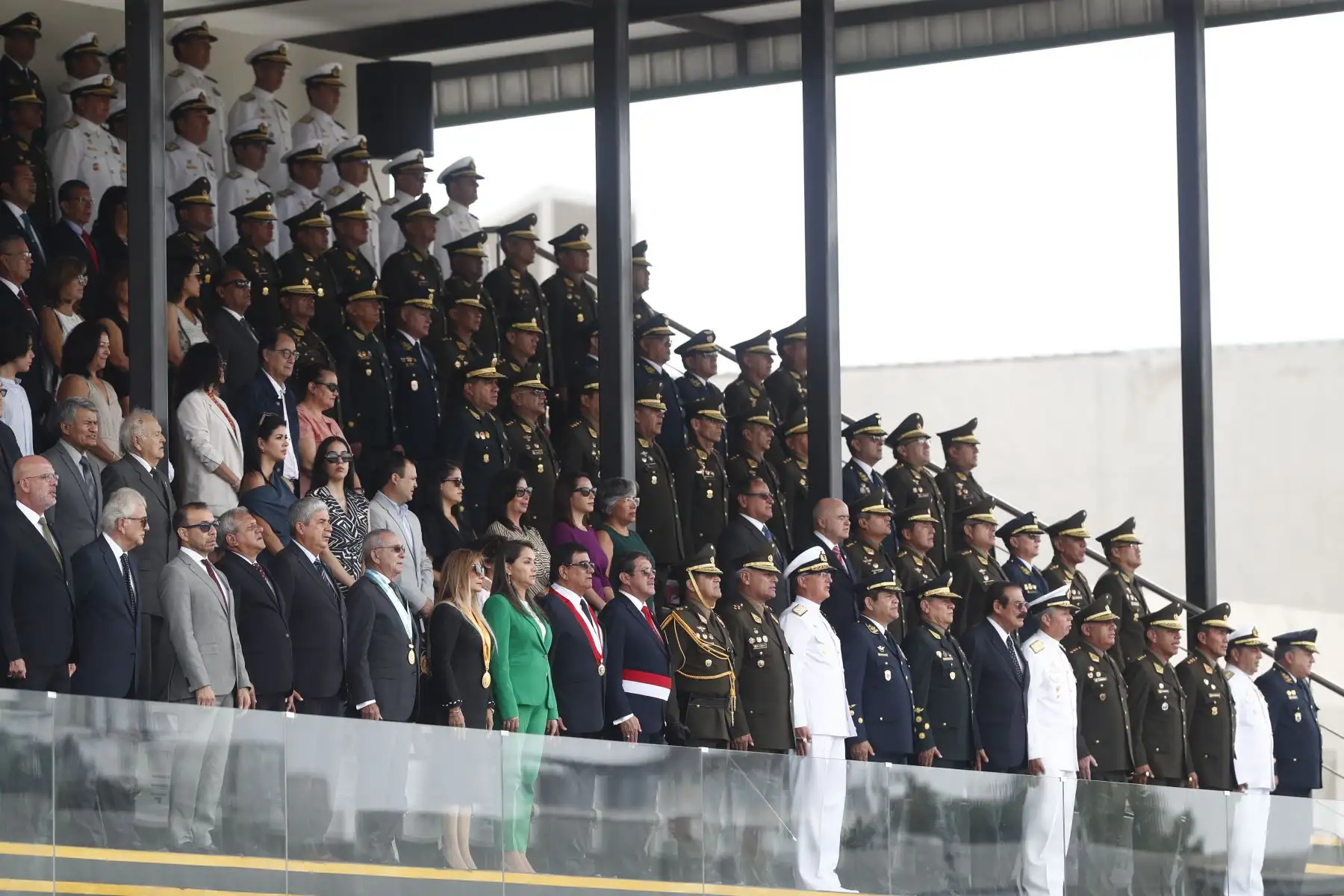 Desde el Cuartel General del Ejército en San Borja se realizó la ceremonia de despedida al Jefe del Comando Conjunto de las Fuerzas Armadas, Gral. EP Manuel Gómez de la Torre Araníbar, quien pasa al retiro, y en la que estuvo presente el ministro de Defensa, Jorge Luis Chávez Cresta. Foto: ANDINA/Daniel Bracamonte