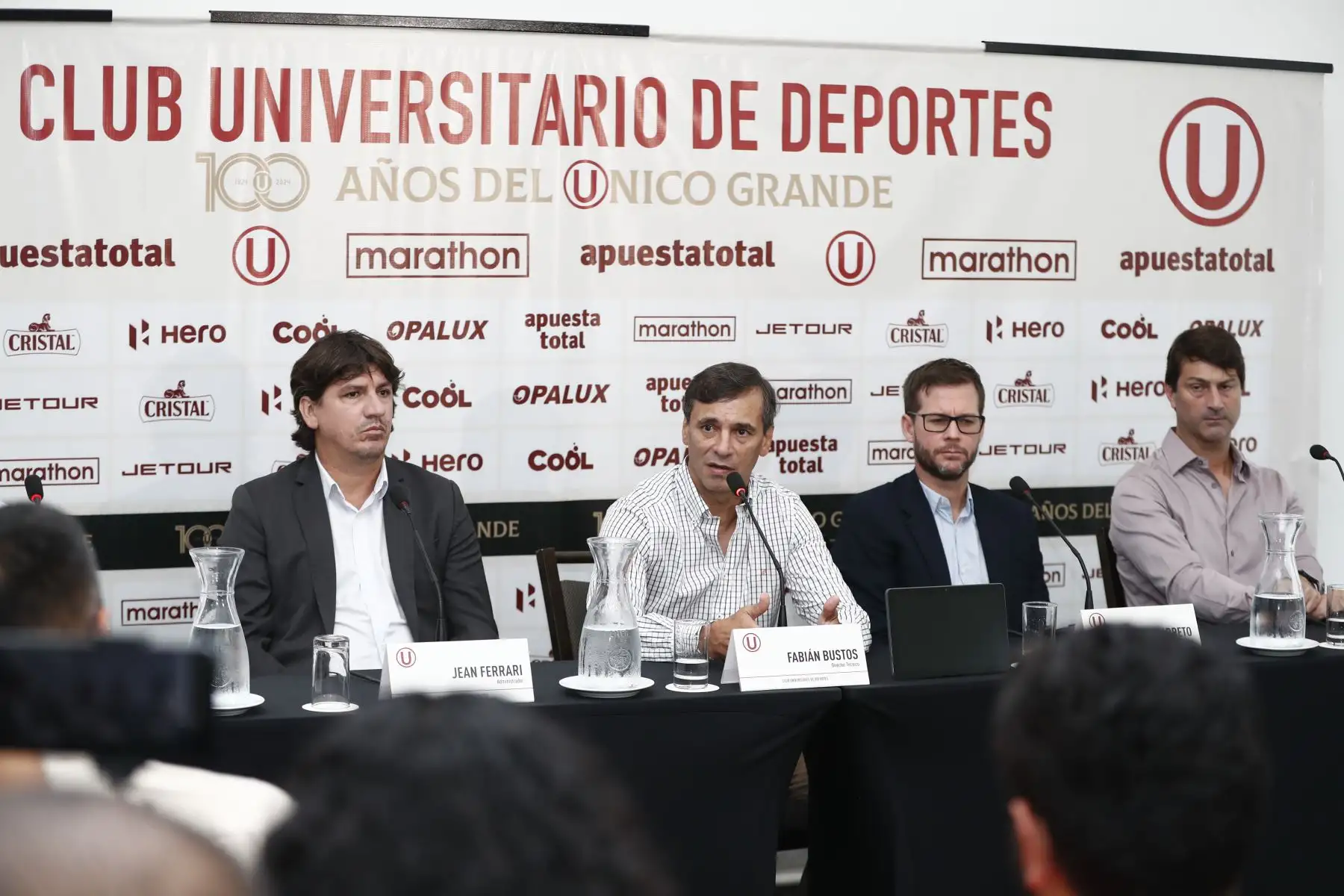 Desde un hotel de San Isidro, se realizó la presentación del nuevo comando técnico del club Universitario de Deportes, que tiene como cabeza al exfutbolista y entrenador argentino Fabián Bustos. Foto: ANDINA/Daniel Bracamonte