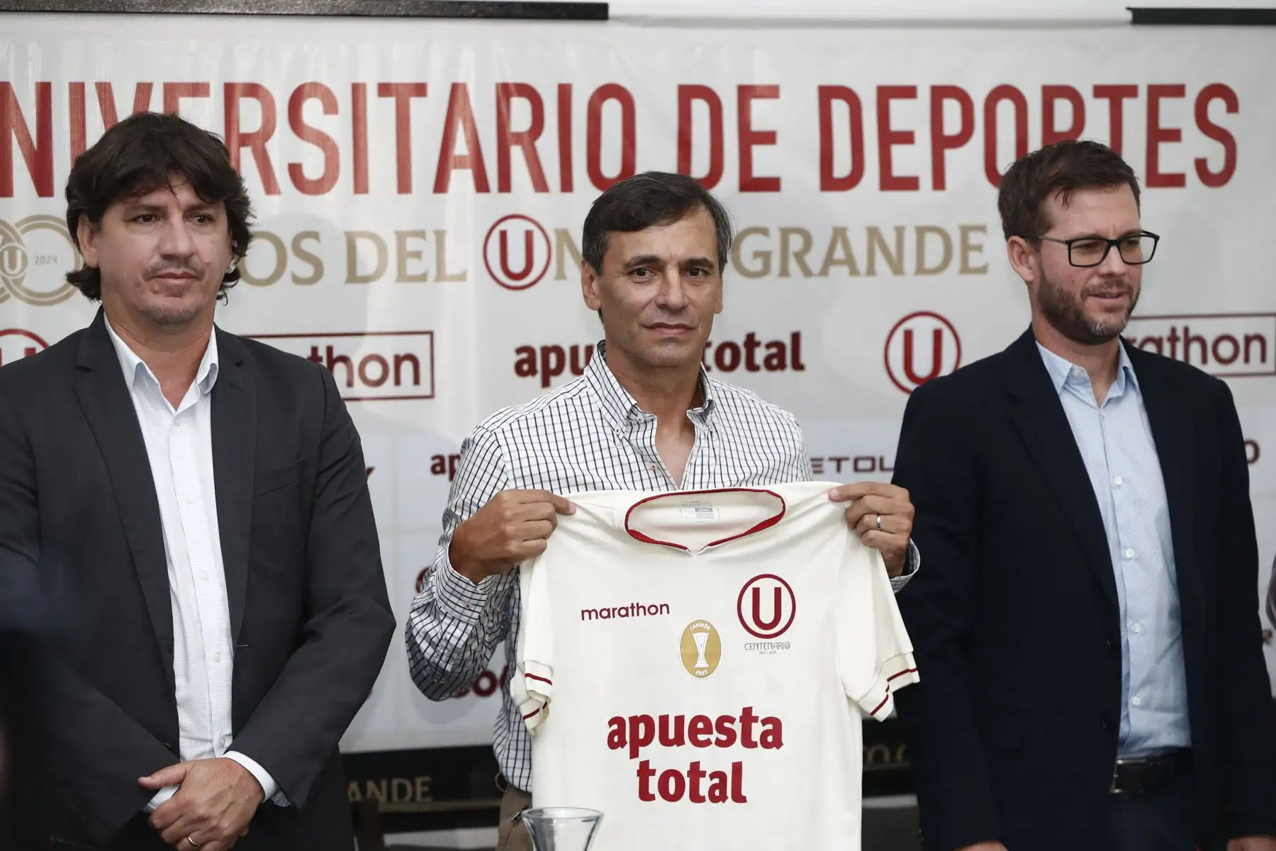Desde un hotel de San Isidro, se realizó la presentación del nuevo comando técnico del club Universitario de Deportes, que tiene como cabeza al exfutbolista y entrenador argentino Fabián Bustos. Foto: ANDINA/Daniel Bracamonte
