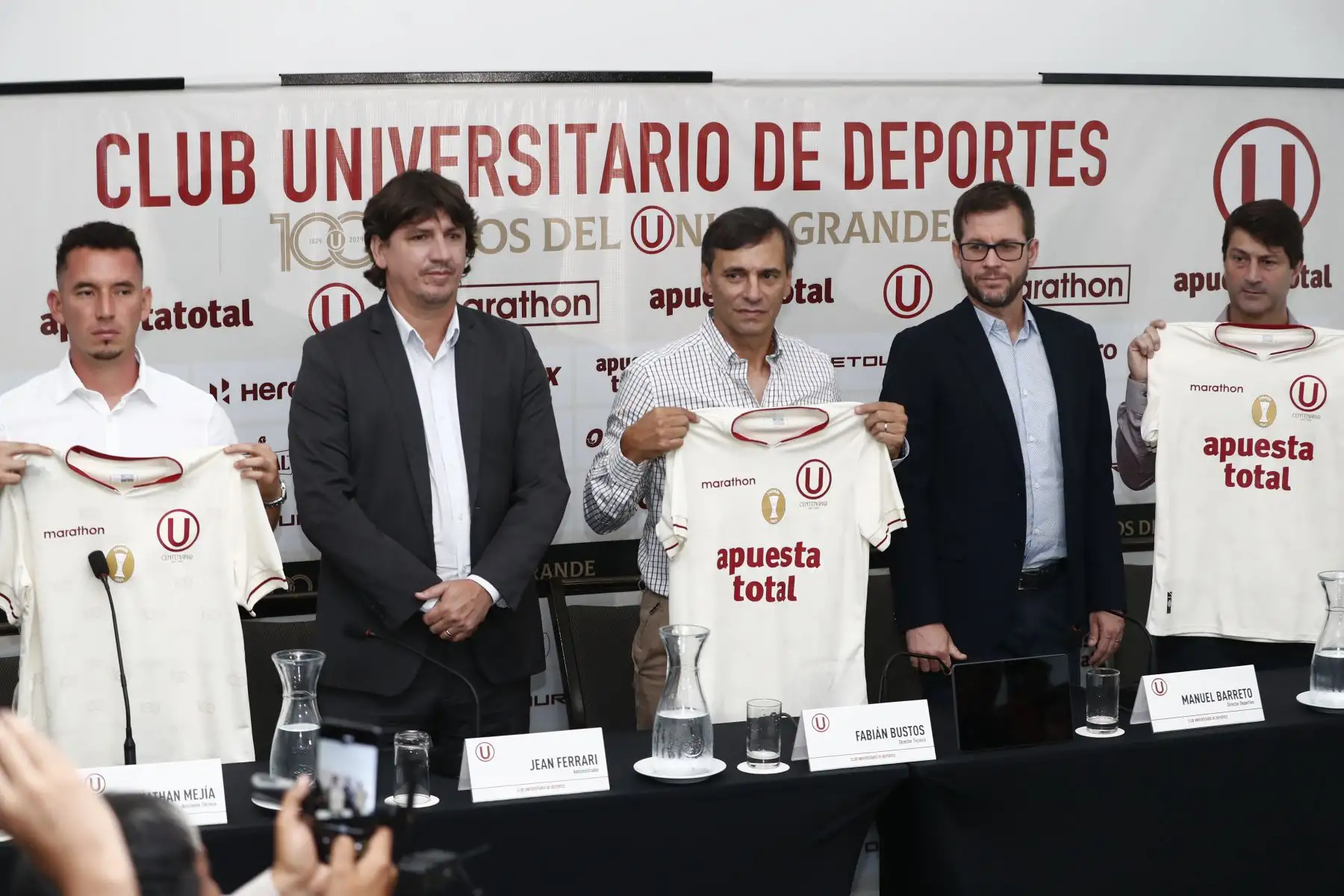 Jean Ferrari, administrador del club Universitario de Deportes, participó en la conferencia de prensa en la que se presentó al nuevo comando técnico del equipo titular, liderado por el exfutbolista y entrenador argentino Fabián Bustos. Foto: ANDINA/Daniel Bracamonte